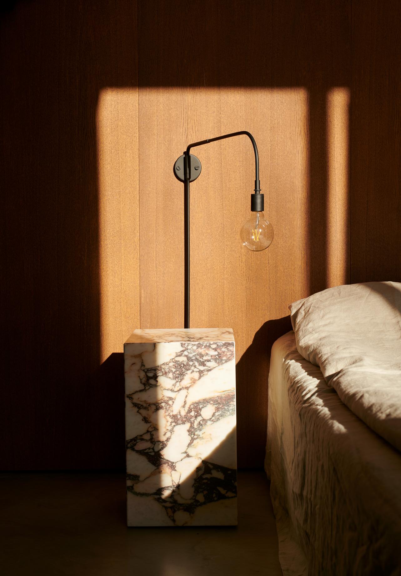Paar hohe Beistelltische mit Sockel, Marmor Rose Calacatta Viola von Norm Architects im Angebot 3