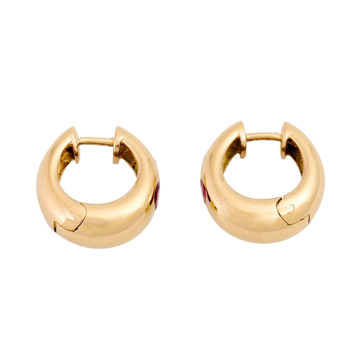 Modern Pair of Plug-In Hoop Earrings with 2 Diamonds For Sale