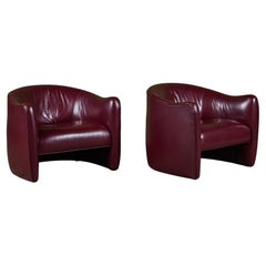 Coppia di sedie da salotto Club in pelle di prugna di Metropolitan Furniture Co.