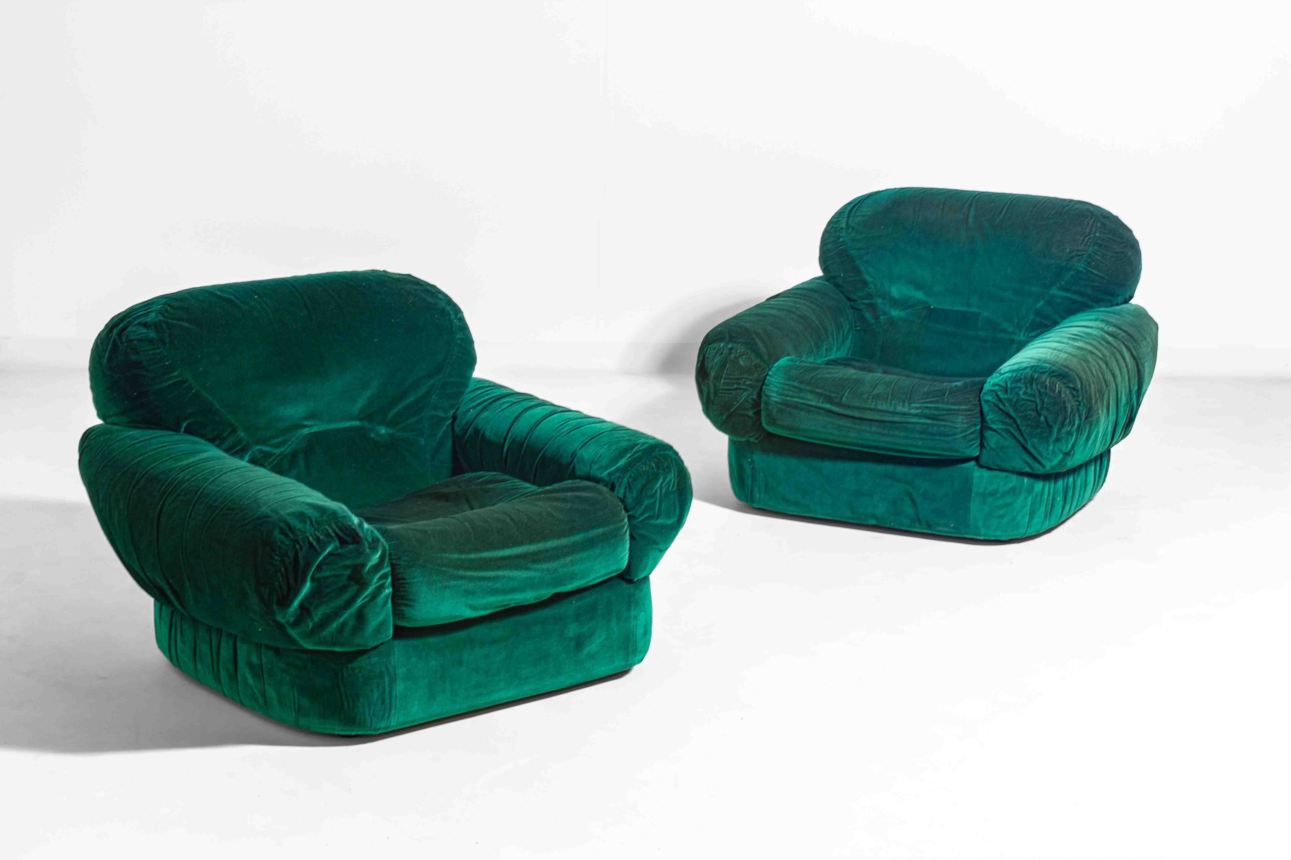 Pair of plump lounge fauteuils in green velvet, Italy 1970s For Sale 5