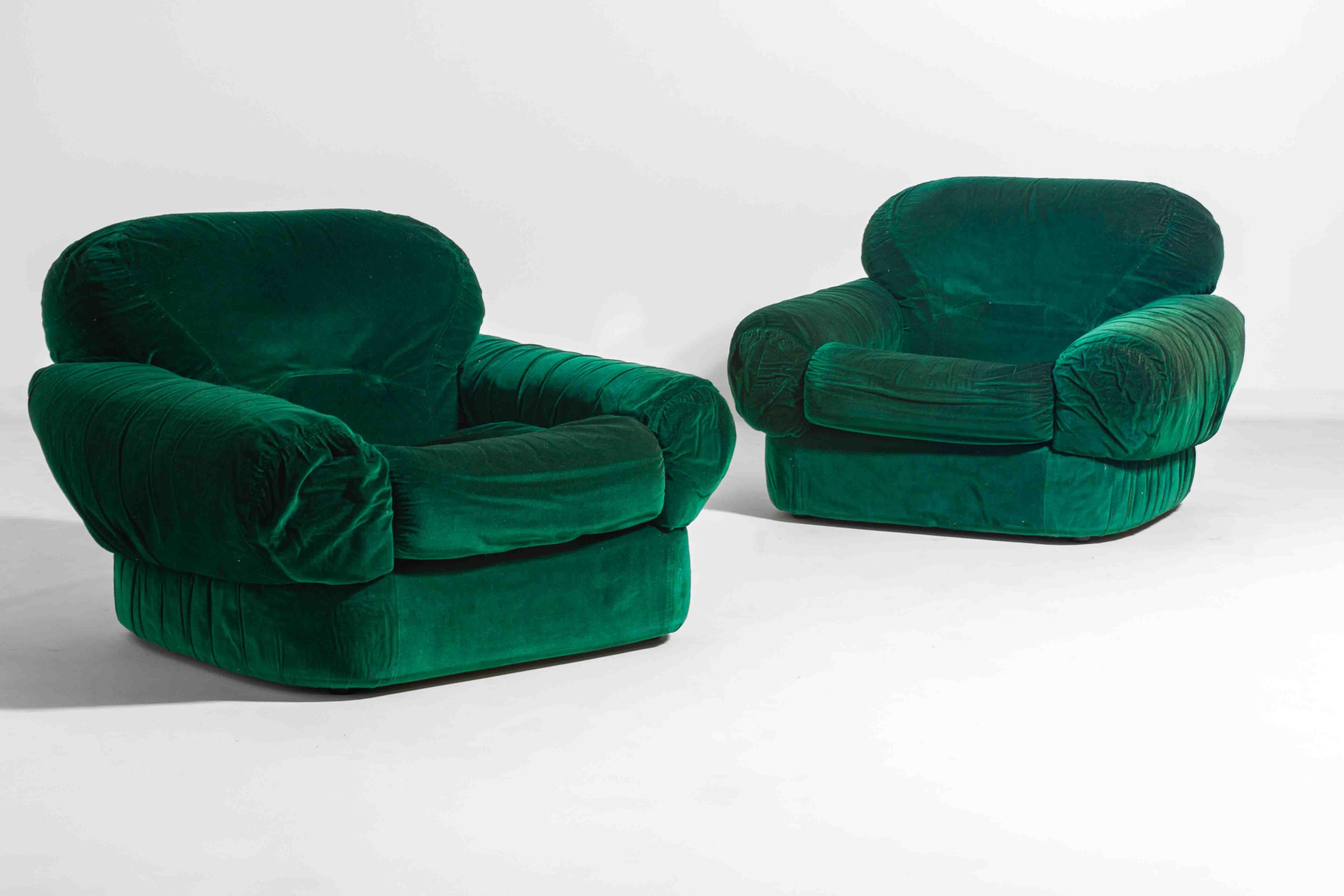 Pair of plump lounge fauteuils in green velvet, Italy 1970s For Sale 6