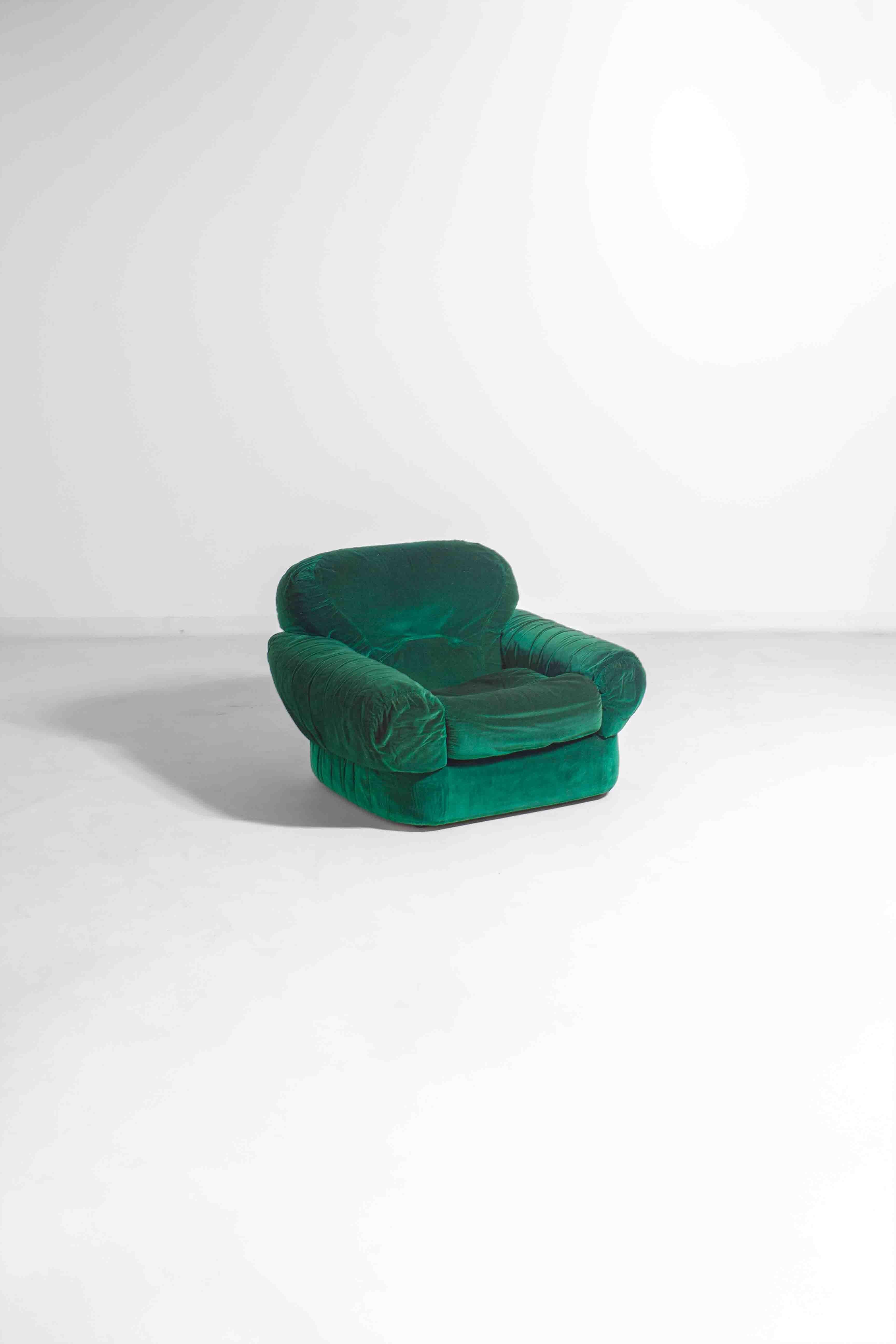 Pair of plump lounge fauteuils in green velvet, Italy 1970s For Sale 7