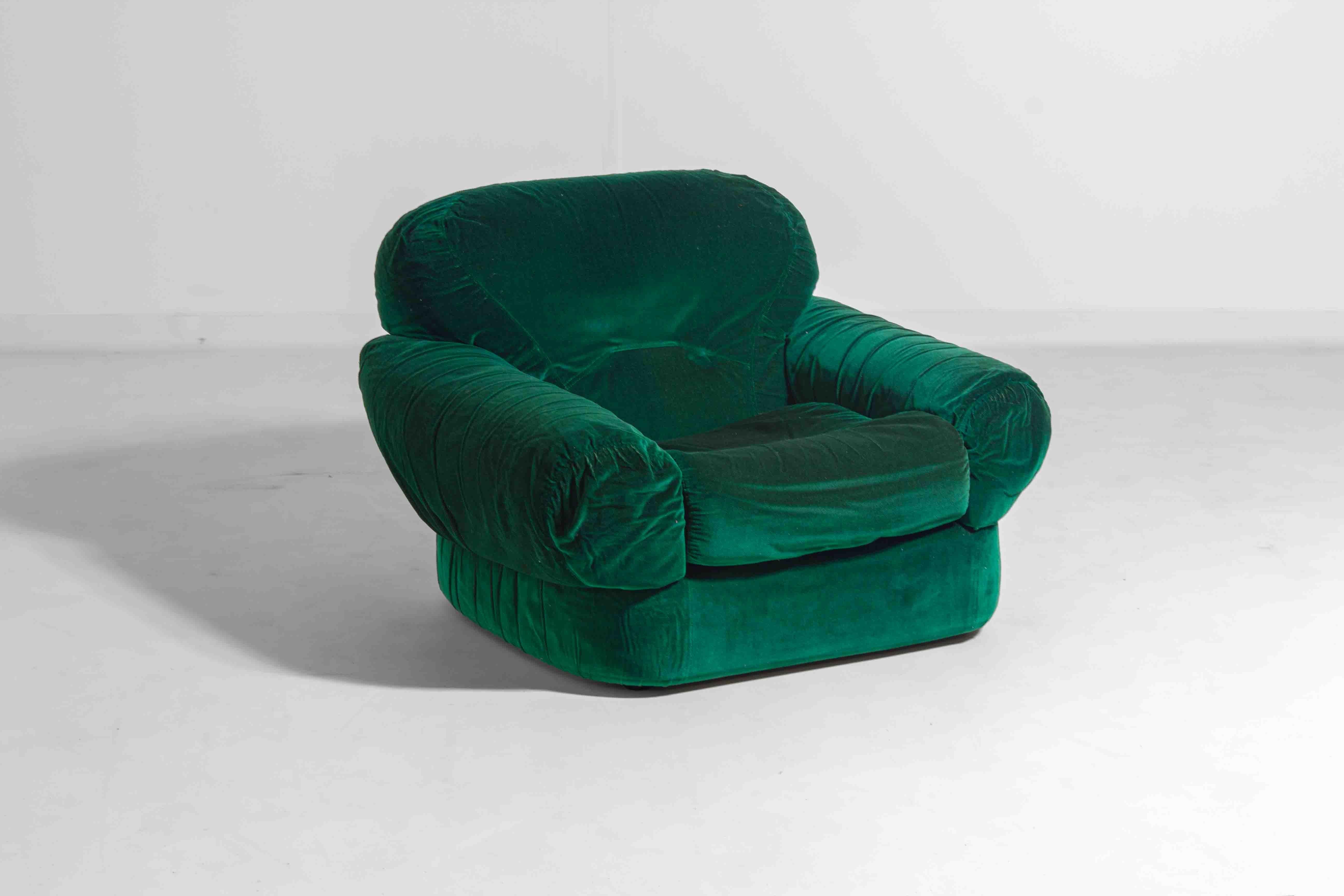 Pair of plump lounge fauteuils in green velvet, Italy 1970s For Sale 8