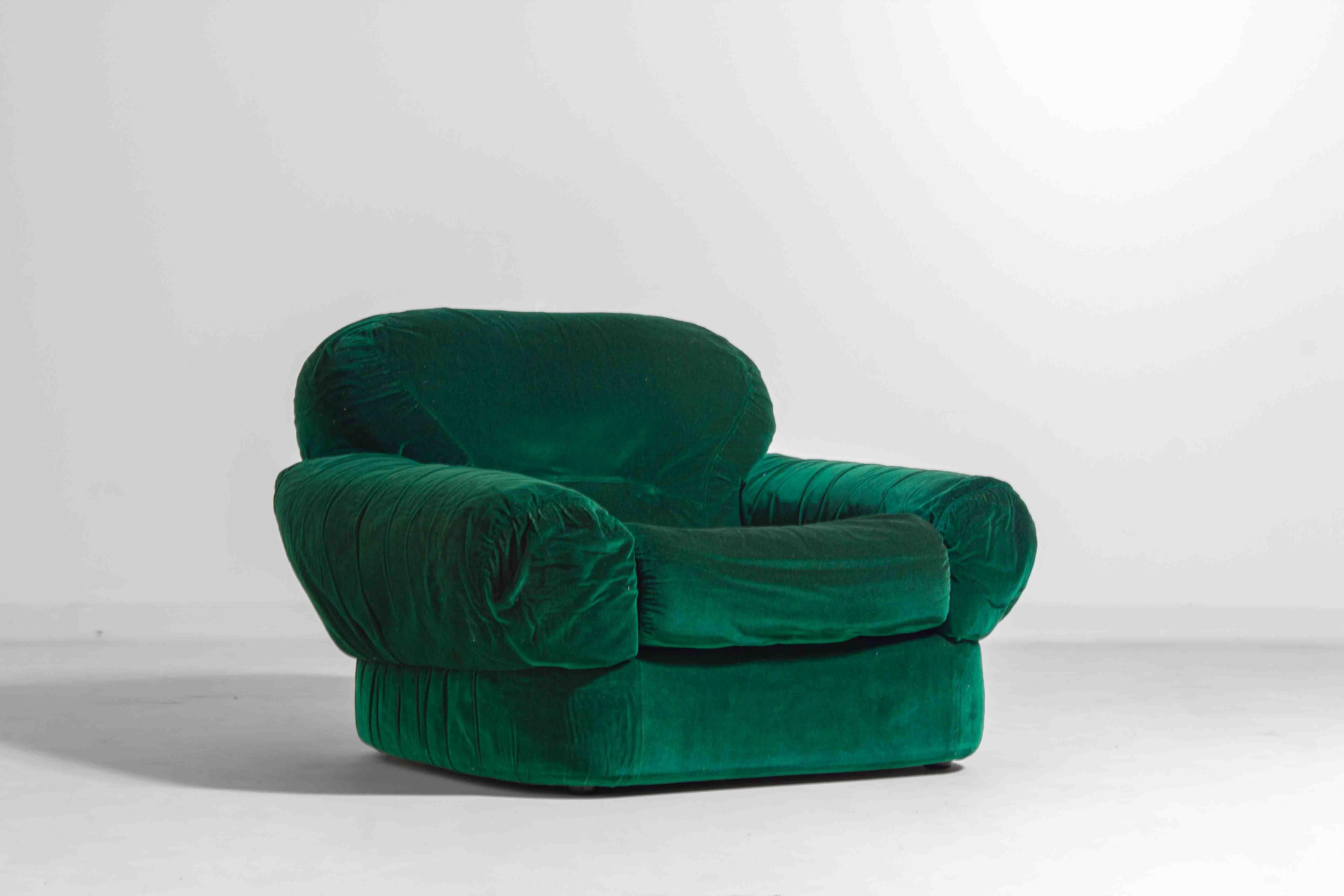 Pair of plump lounge fauteuils in green velvet, Italy 1970s For Sale 9