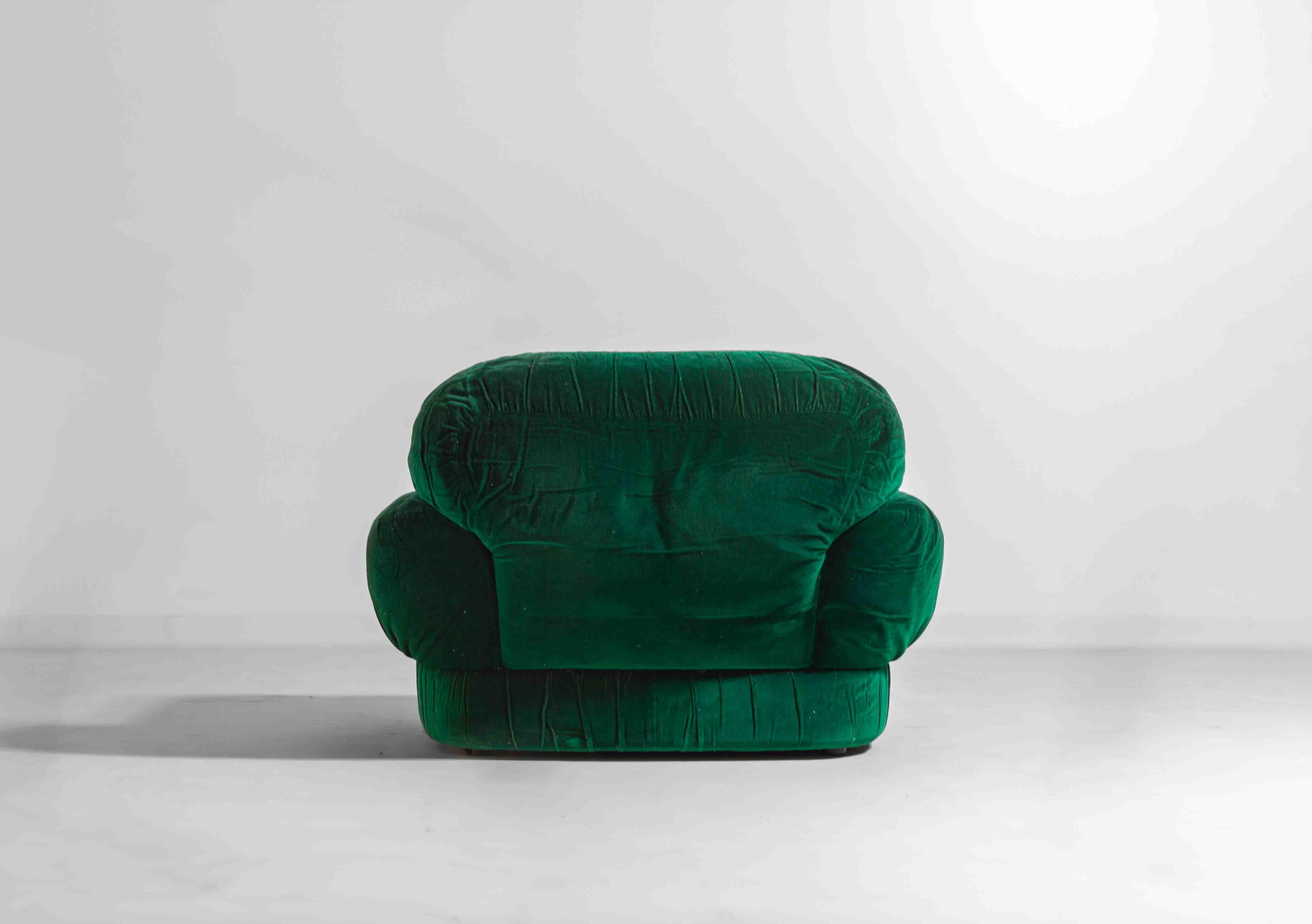 Pair of plump lounge fauteuils in green velvet, Italy 1970s For Sale 10