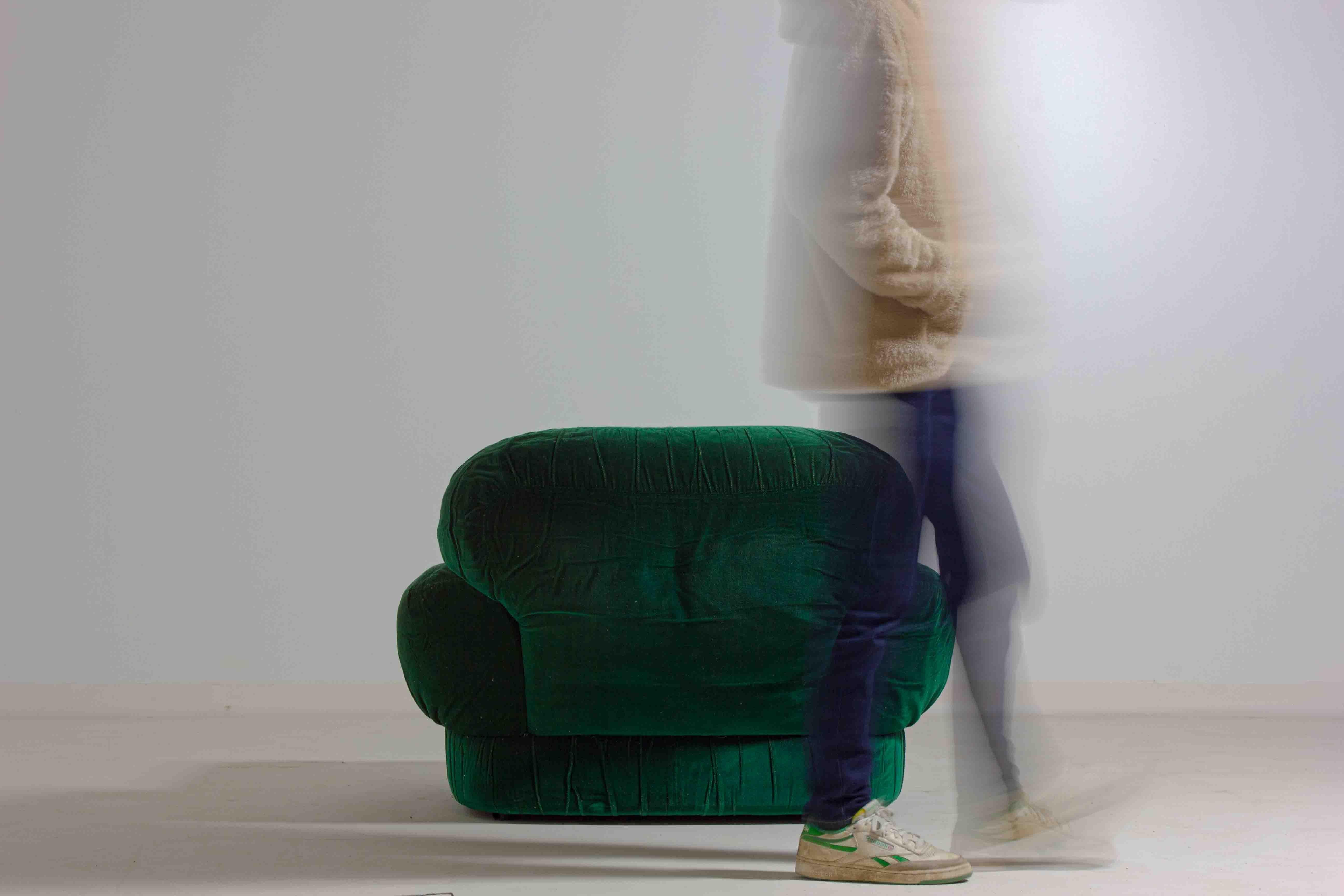Pair of plump lounge fauteuils in green velvet, Italy 1970s For Sale 11