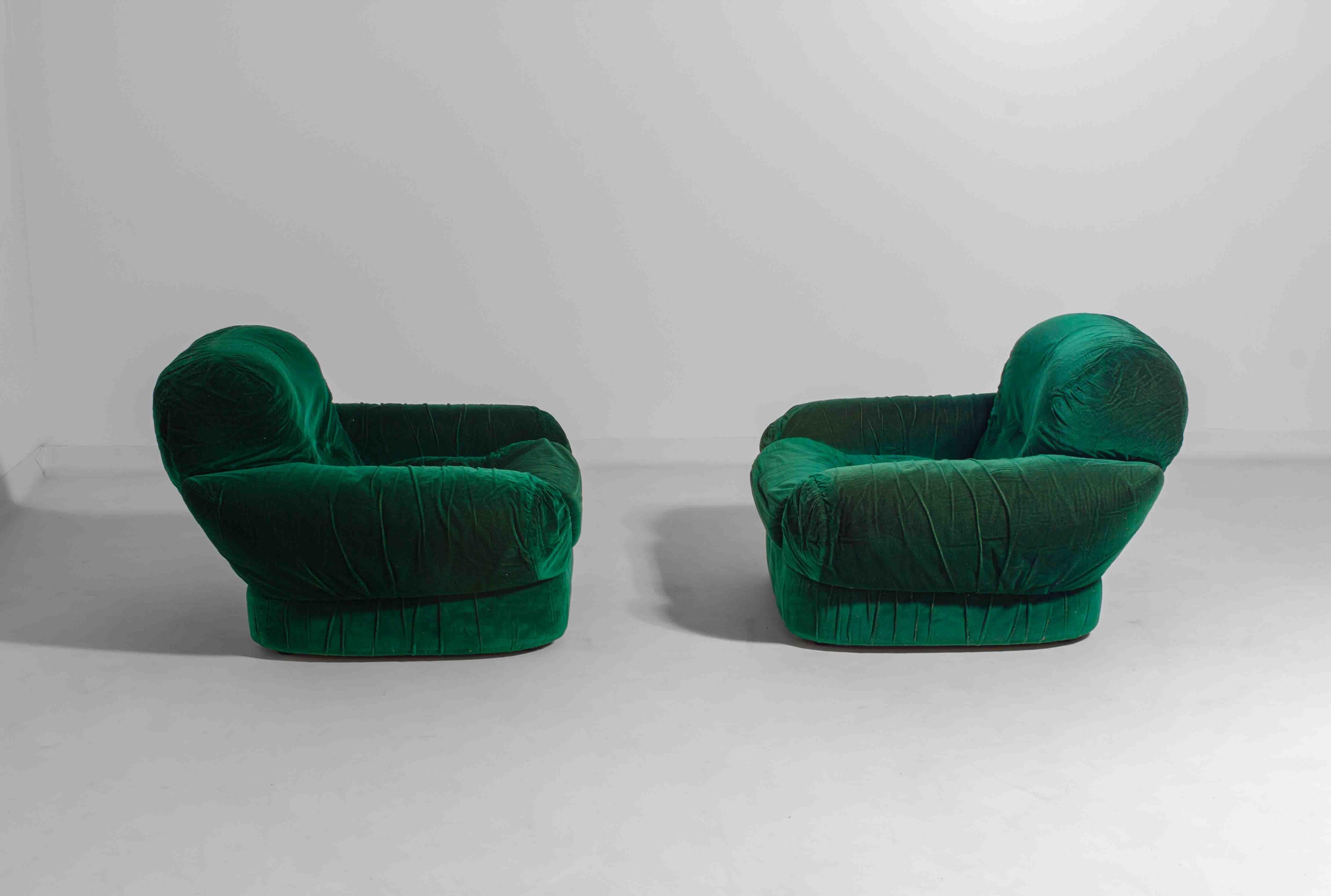 Post-Modern Pair of plump lounge fauteuils in green velvet, Italy 1970s For Sale