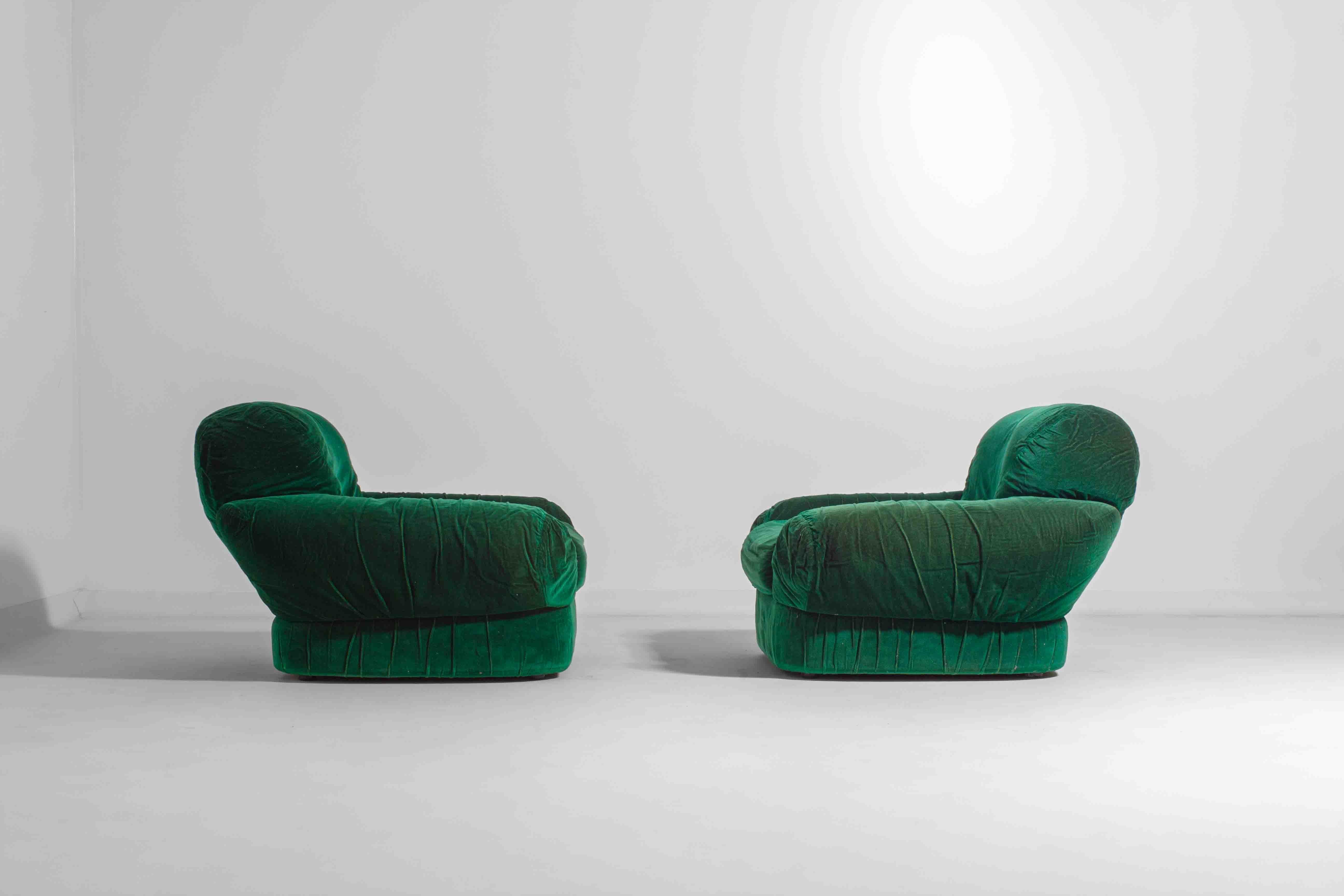 Italian Pair of plump lounge fauteuils in green velvet, Italy 1970s For Sale