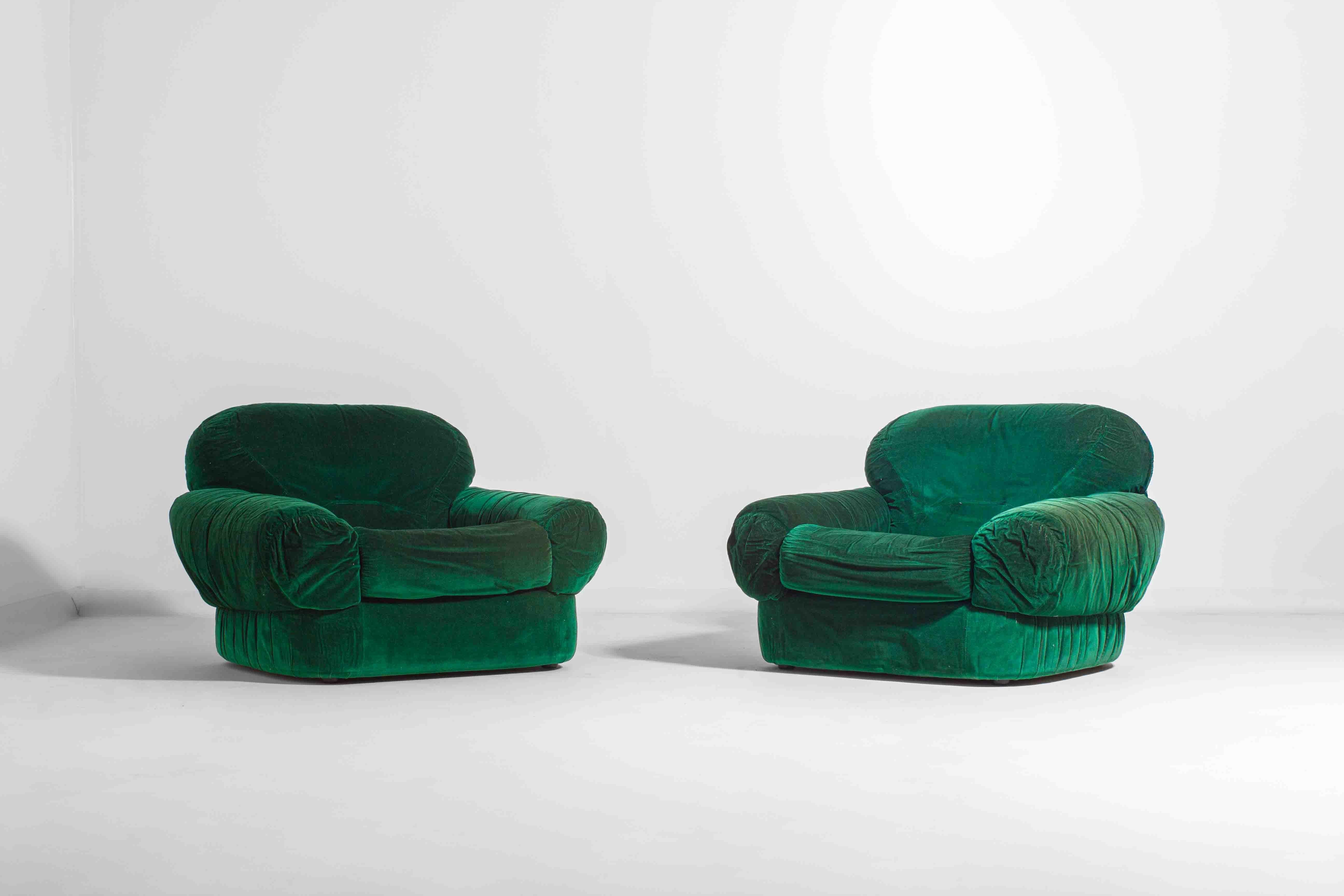 Pair of plump lounge fauteuils in green velvet, Italy 1970s In Good Condition For Sale In Antwerpen, VAN