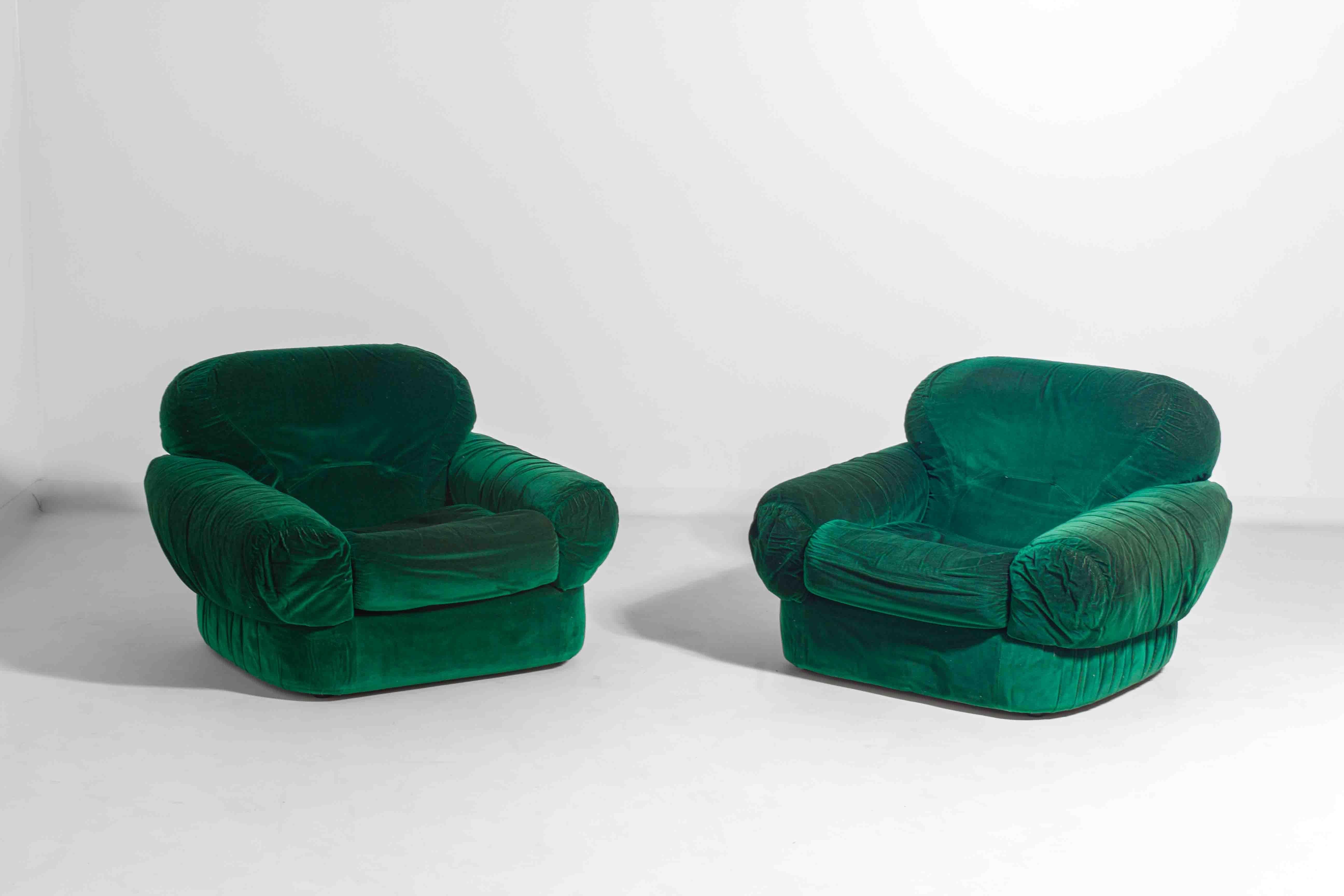 Velvet Pair of plump lounge fauteuils in green velvet, Italy 1970s For Sale