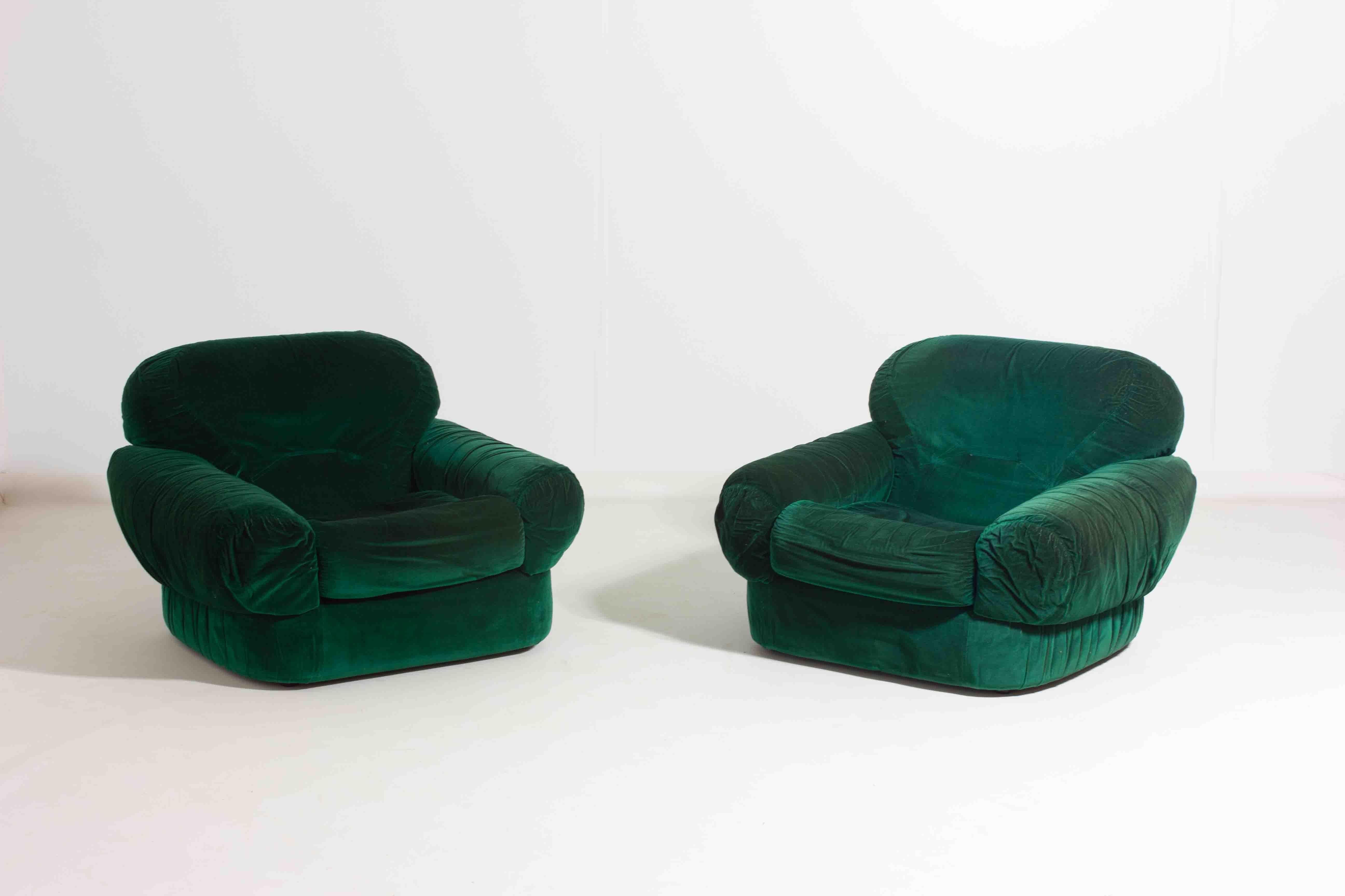 Pair of plump lounge fauteuils in green velvet, Italy 1970s For Sale 1