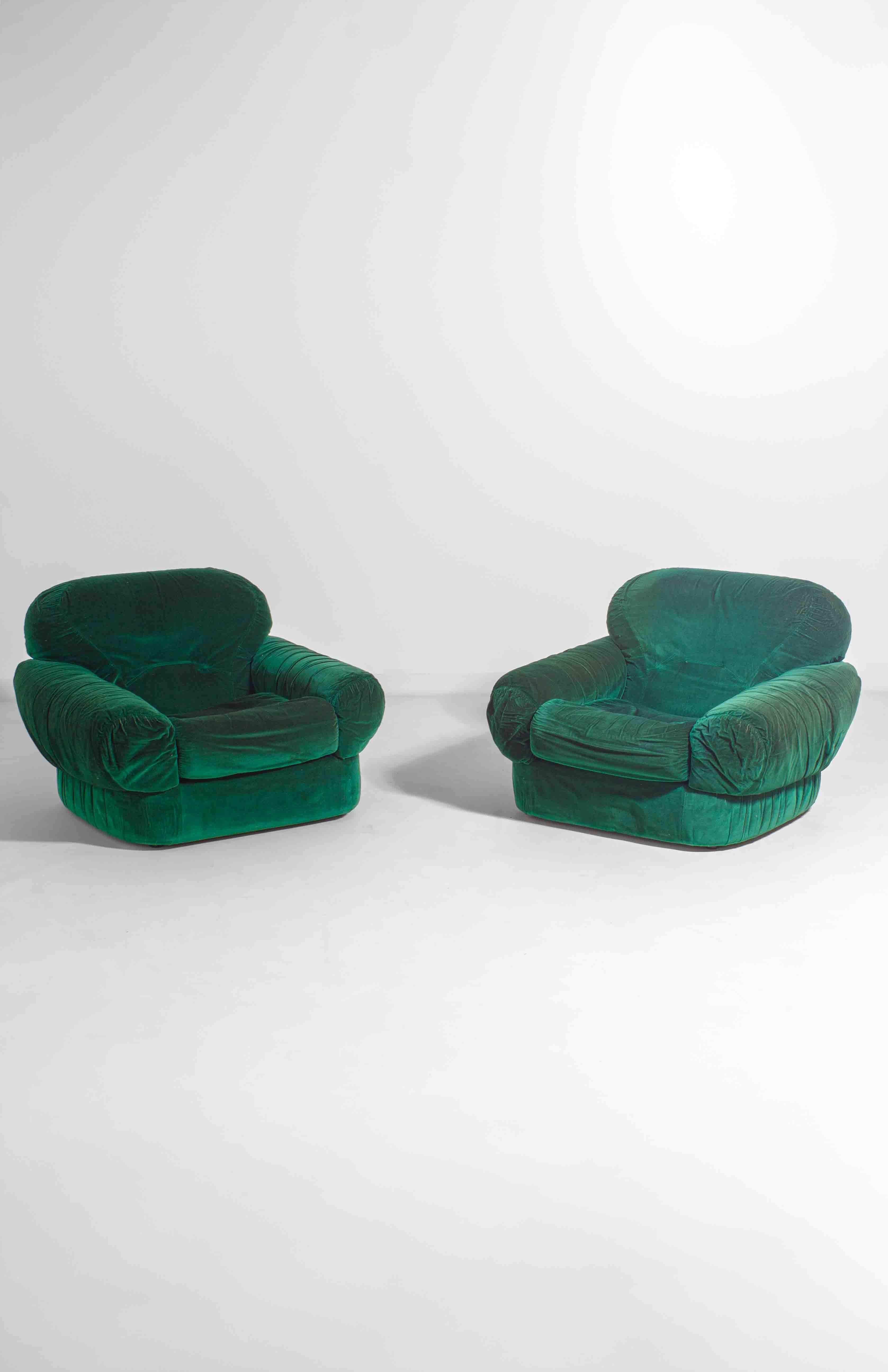 Pair of plump lounge fauteuils in green velvet, Italy 1970s For Sale 2