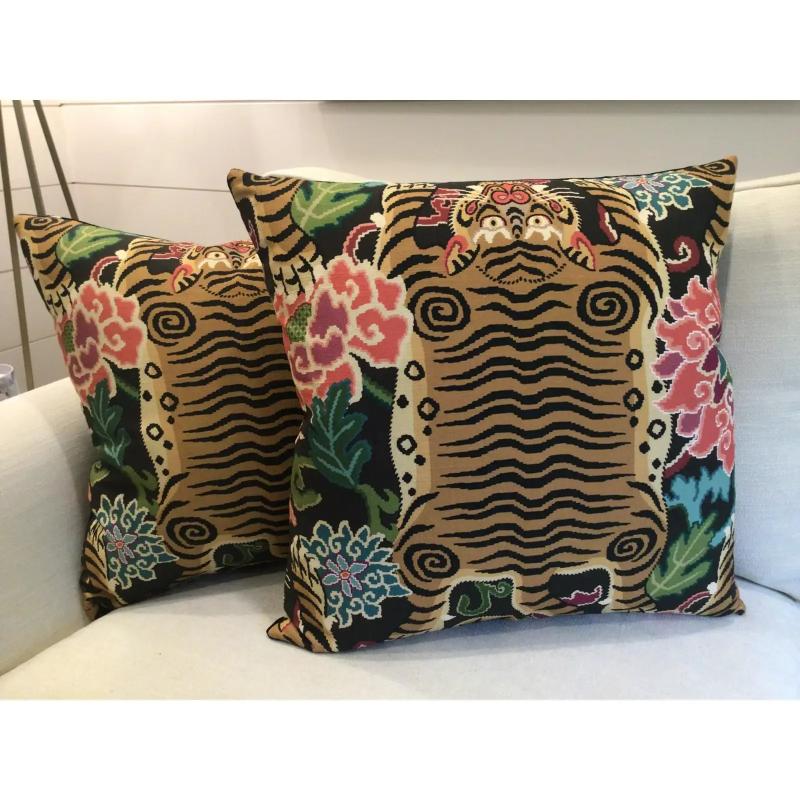 Cineserie Coppia di cuscini tibetani in peluche con imbottitura in piuma d'oca in vendita