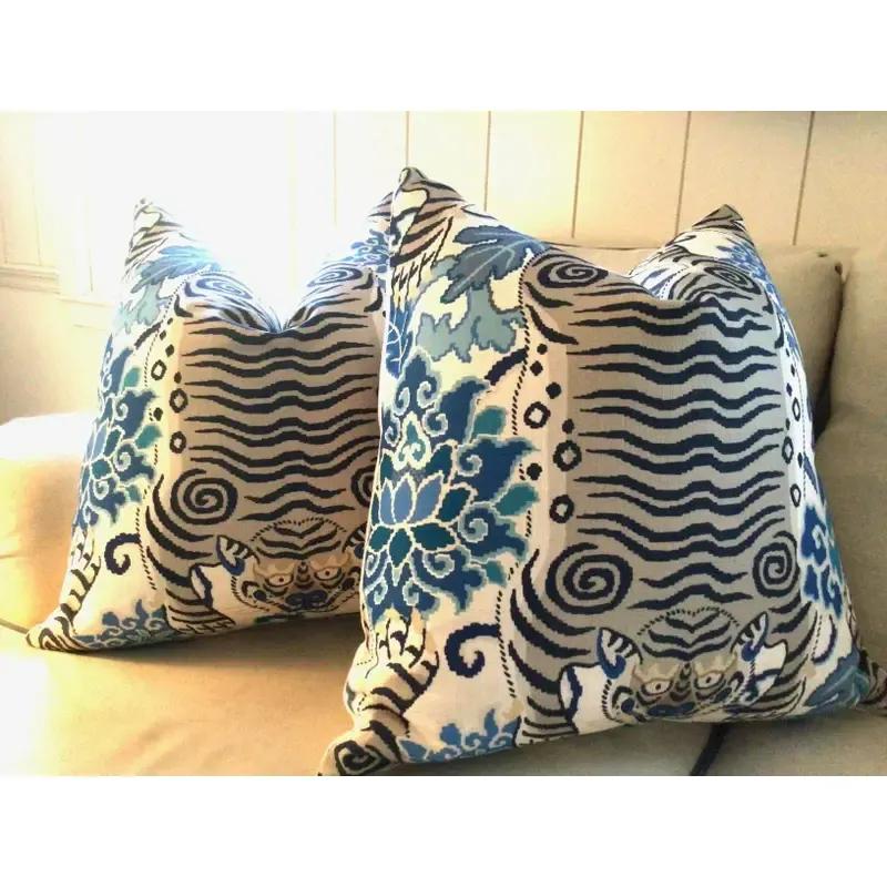 Cineserie Coppia di cuscini tibetani in peluche con imbottitura in piuma d'oca in vendita