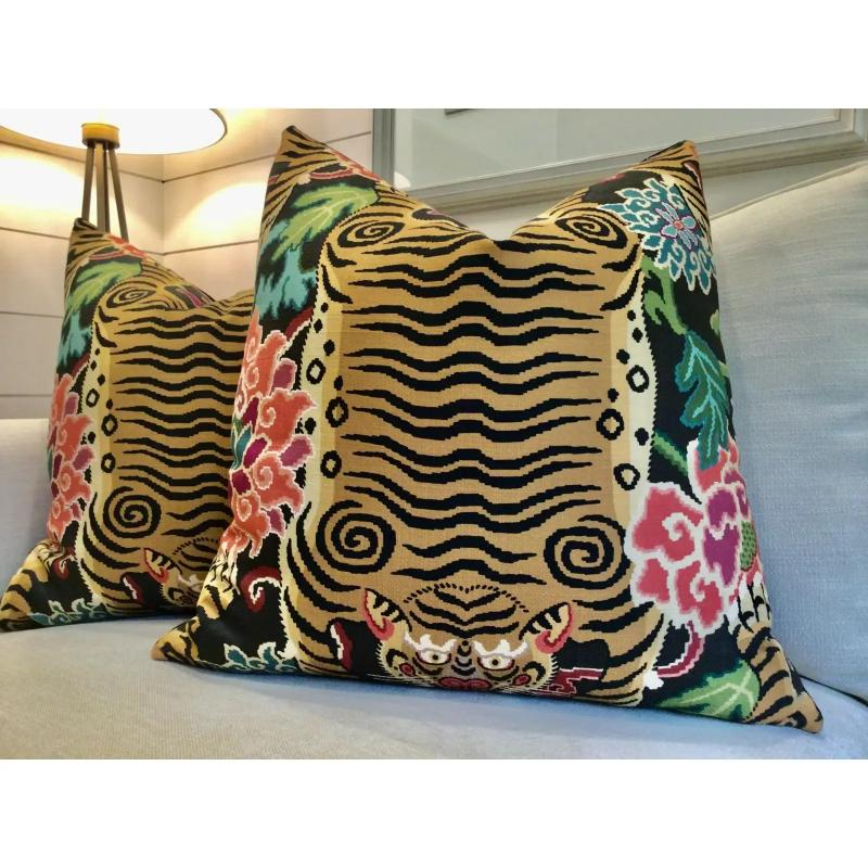 Americano Coppia di cuscini tibetani in peluche con imbottitura in piuma d'oca in vendita