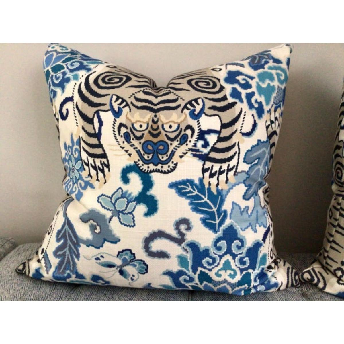 Americano Coppia di cuscini Tibet Tiger in peluche con imbottitura in piuma d'oca di colore blu in vendita