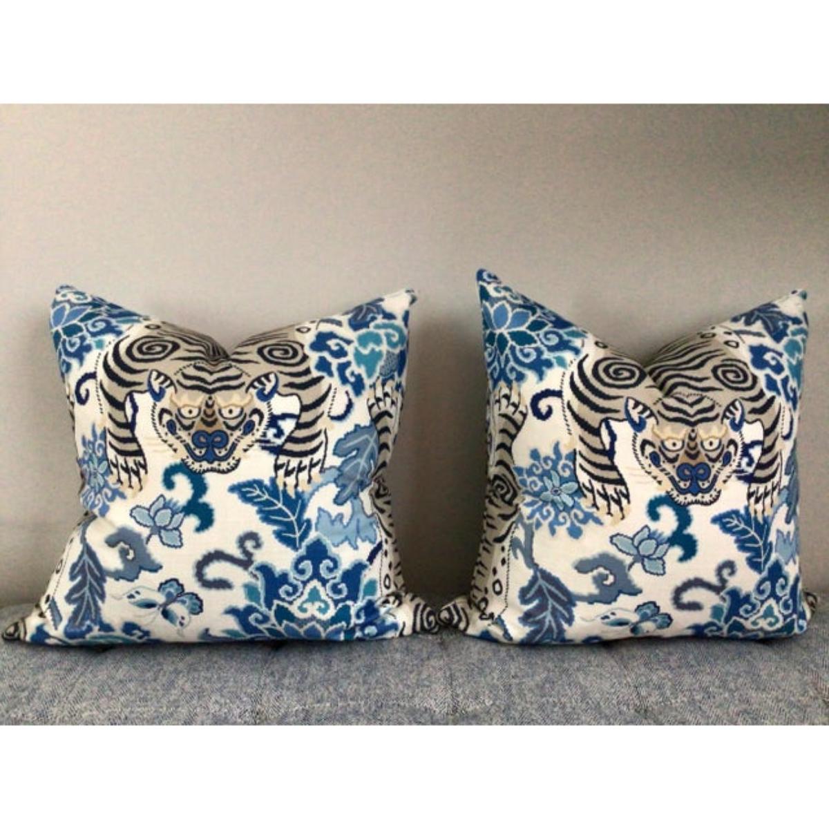 Coppia di cuscini Tibet Tiger in peluche con imbottitura in piuma d'oca di colore blu In condizioni Nuovo in vendita a Winder, GA