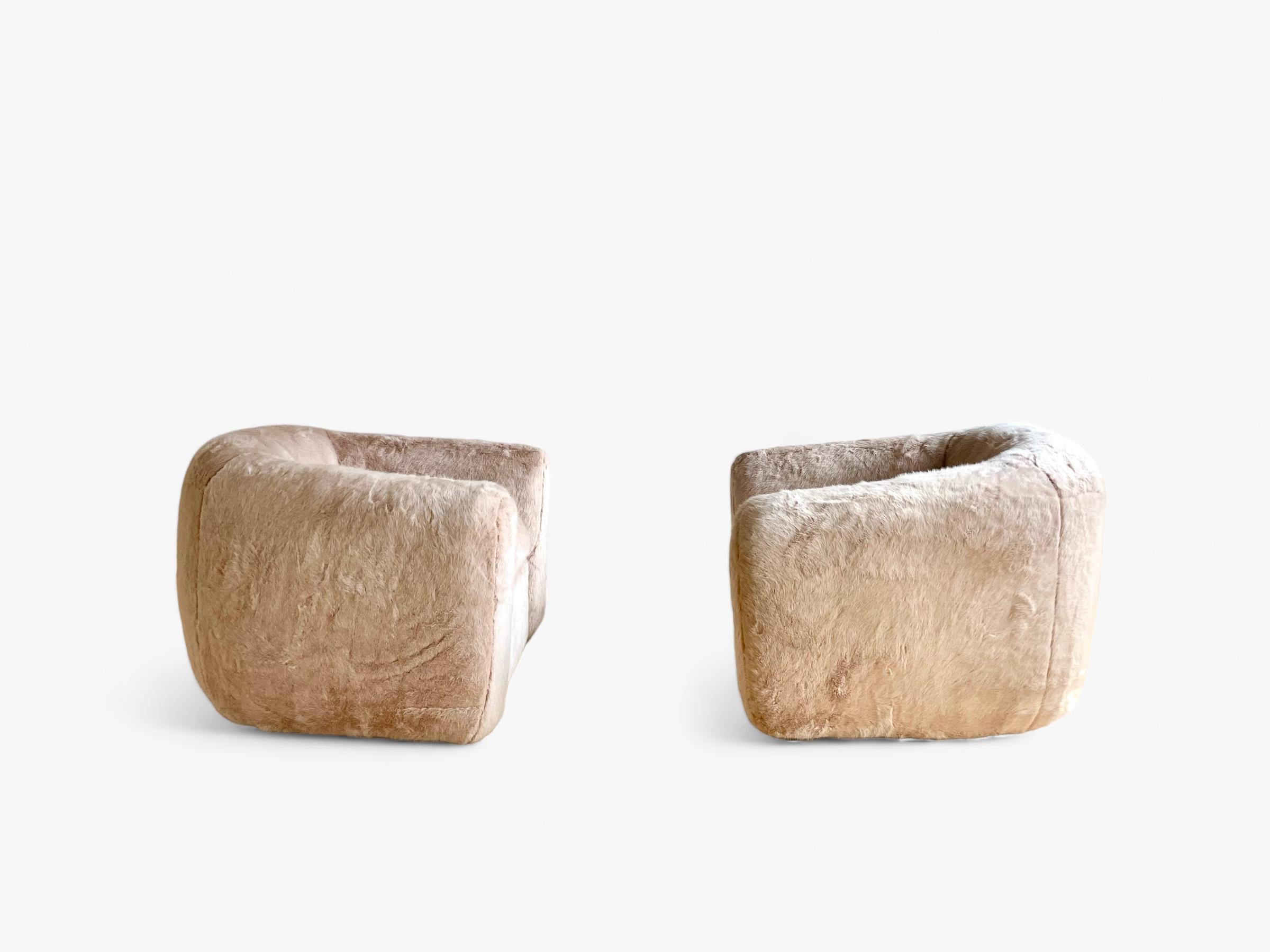 Paar Polar Bear-Stühle im Stil von Jean Royere (Kunstpelz) im Angebot