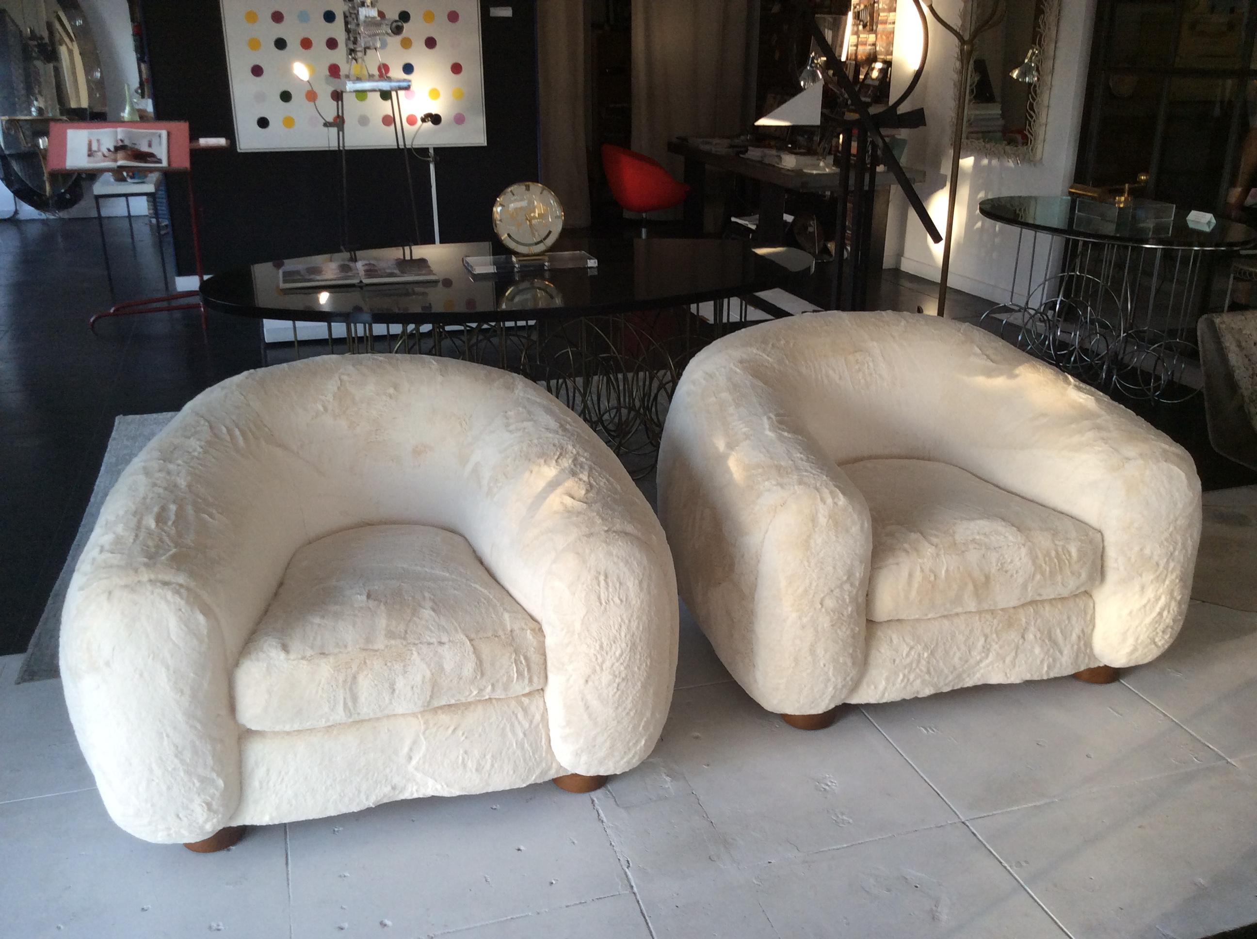 Gorgeous pair of Polar chairs, 1970s. Recently reupholstered with off-white organic sheep skin.
Provenance: France, private collection.
