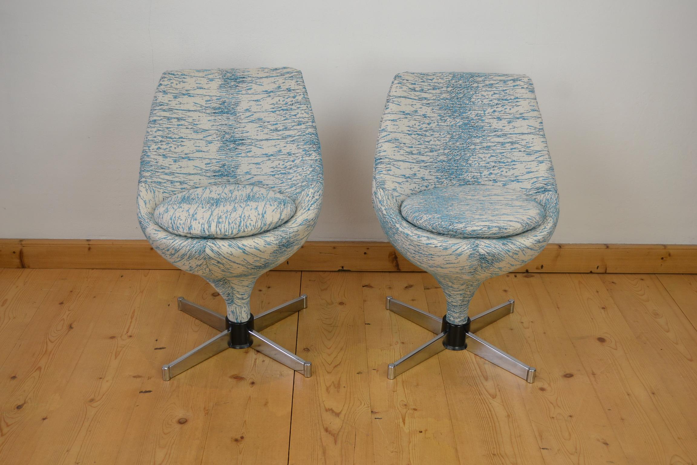 Pair of Blue Meurop swivel chairs designed by Pierre Guariche.
These Polaris lounge chairs date from the 1960s and were made for the Belgian Company Meurop.  Elegant tulip chairs with chromed base and with new upholstery in blue and white flamed
