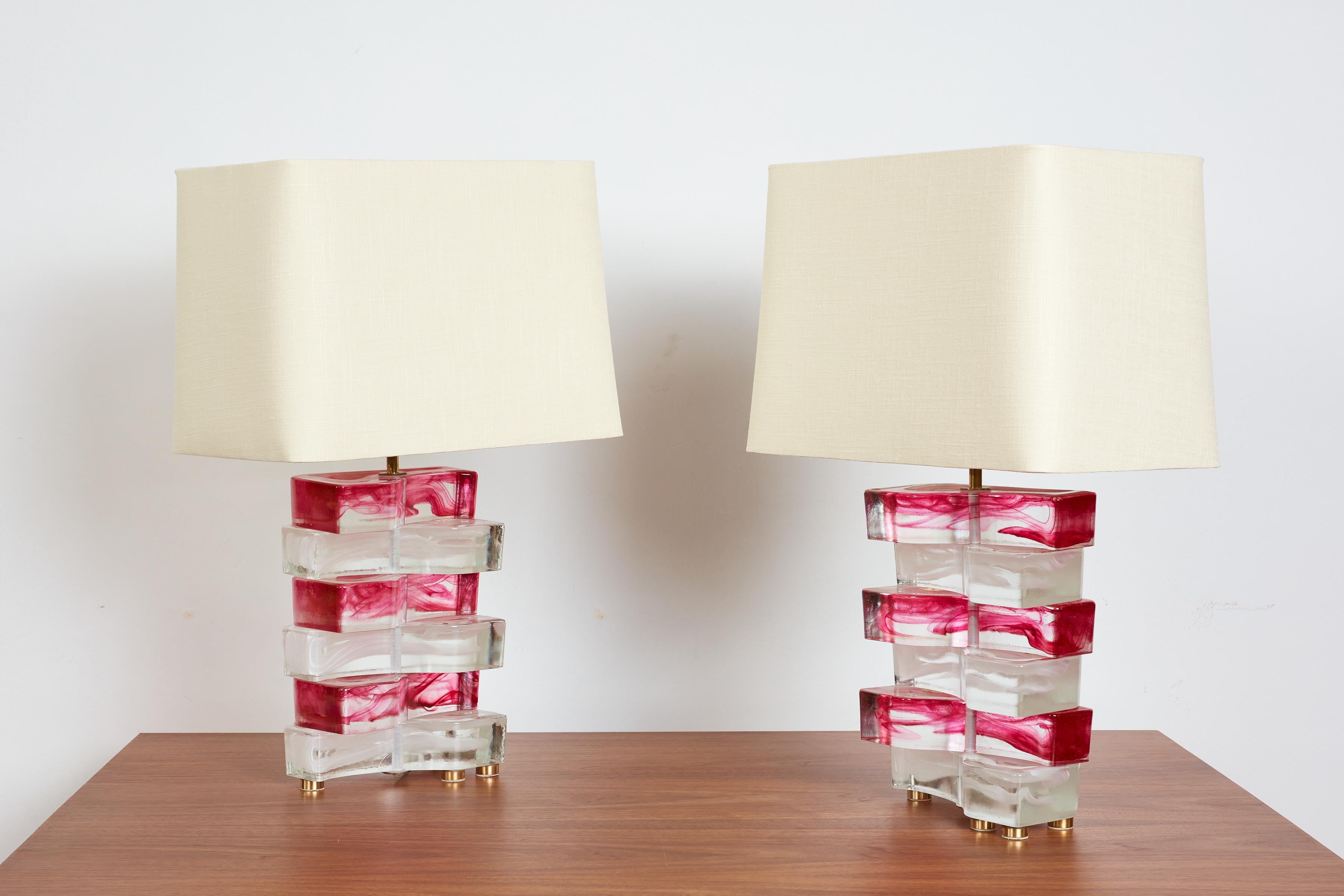 Incredibile e rara coppia di lampade da tavolo di Poliarte. 

Vetro trasparente e rosa, spesso e irregolarmente impilato, con piedini e ferramenta in ottone. 

Italia, anni '60


