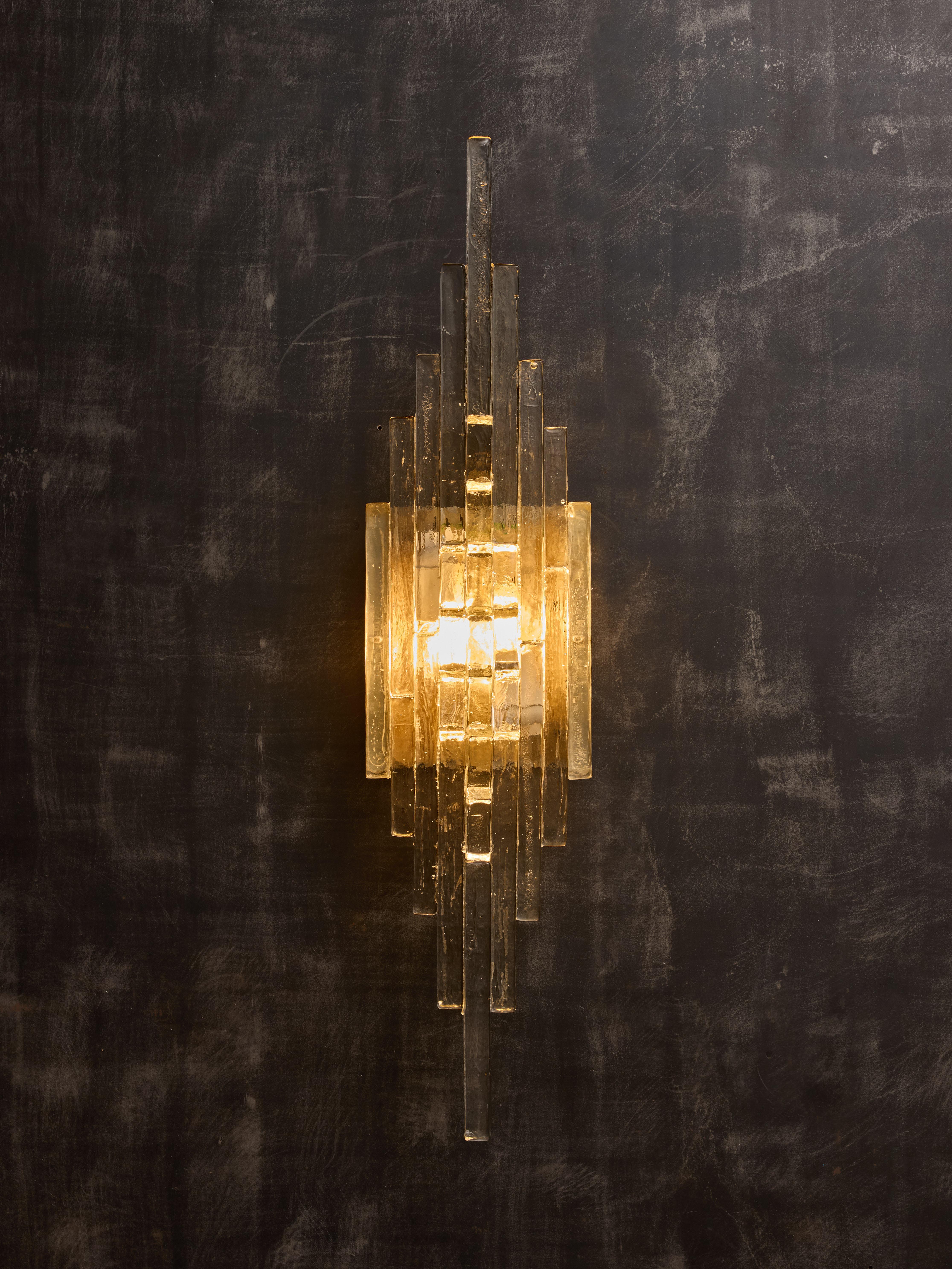 Une superbe paire d'appliques murales en verre de Murano conçues par Albano Poli pour Poliarte. Si nous rencontrons souvent ces appliques murales Linea, il est rare de les trouver dans une taille aussi grande. Chaque applique est dotée d'une plaque