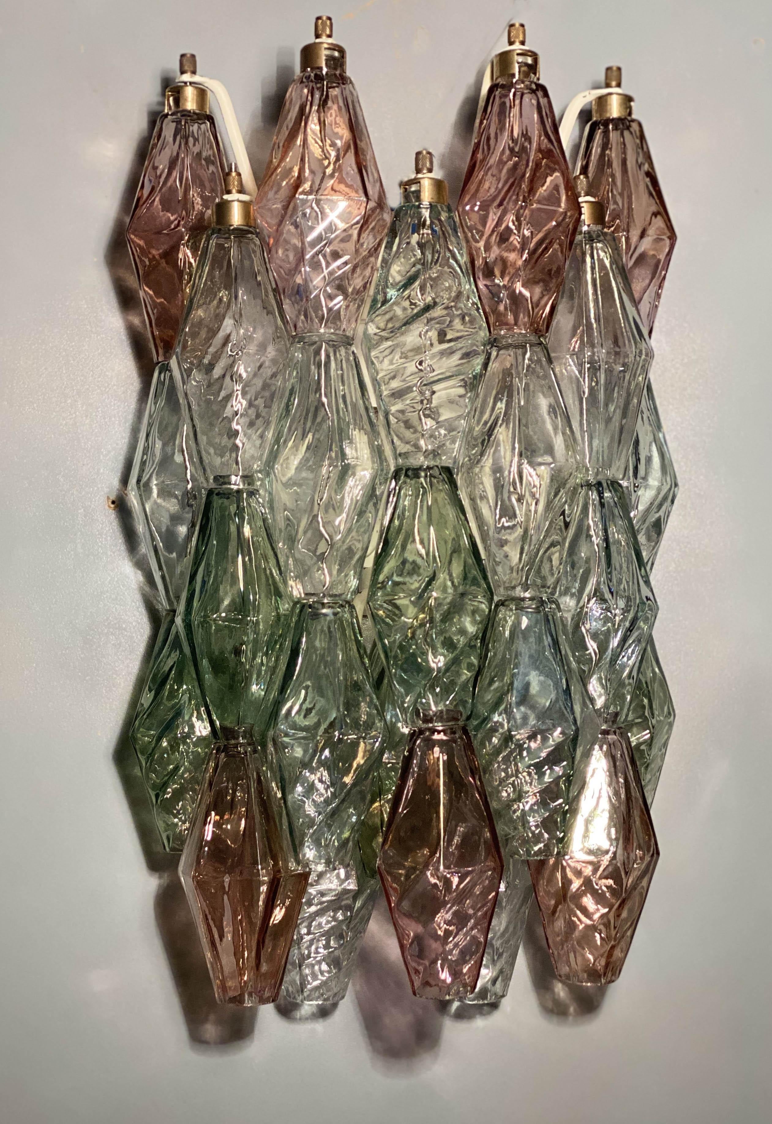 Incredibile coppia di applique poliedriche. Rara combinazione di vetro di Murano rosa, verde e trasparente.
Sono disponibili quattro coppie e anche un lampadario.
Provenienza da un palazzo storico romano dell'epoca.
 

