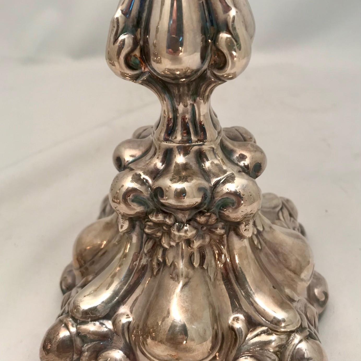 Paire de chandeliers de style baroque polonais en métal argenté  en vente 9