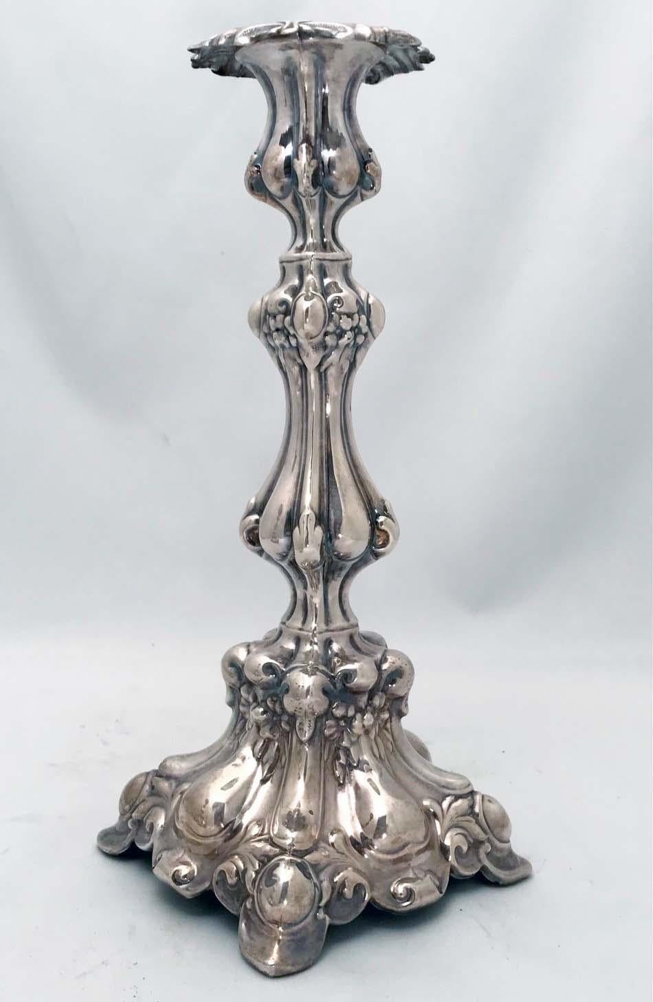 Néo-baroque Paire de chandeliers de style baroque polonais en métal argenté  en vente