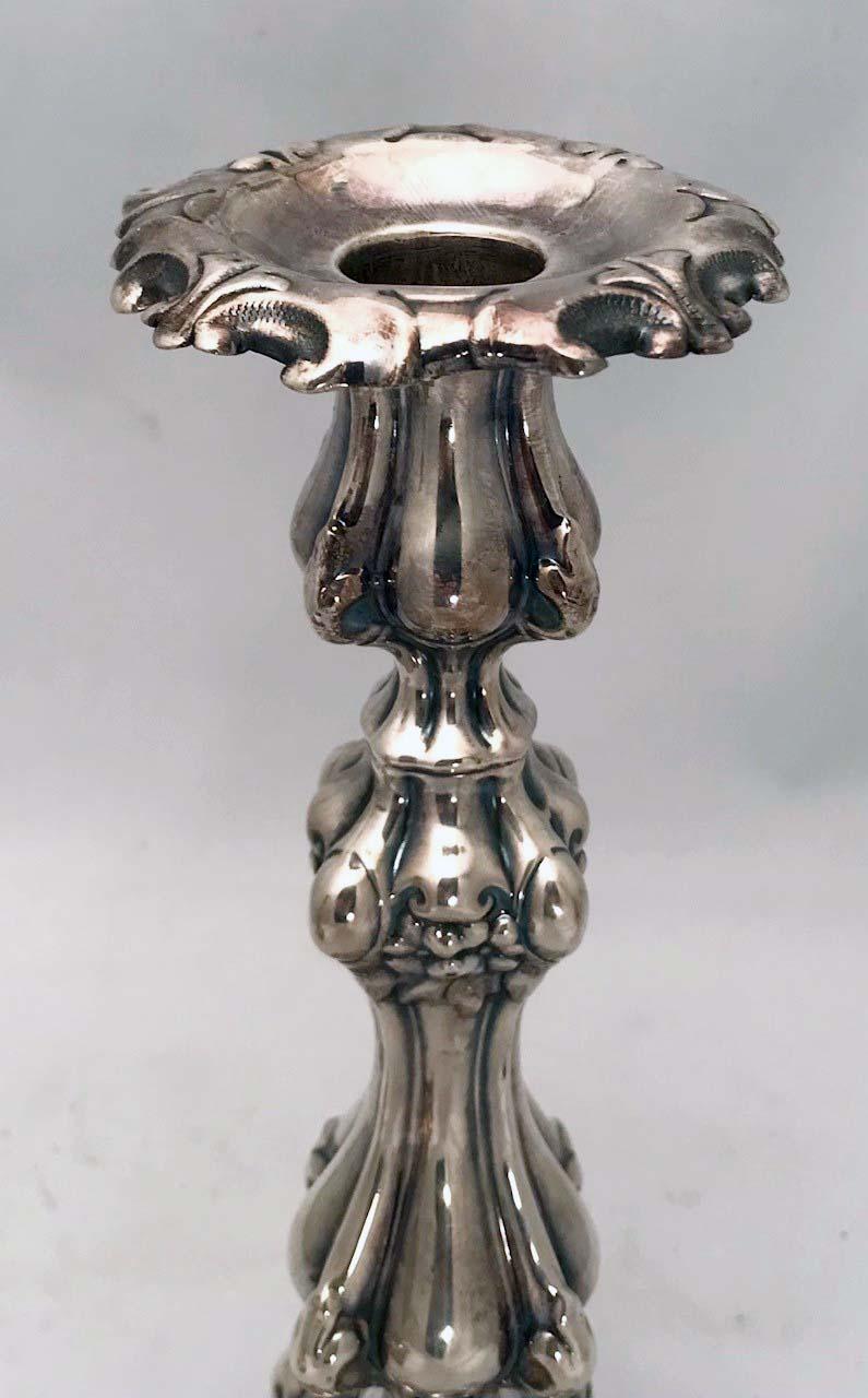 Fait main Paire de chandeliers de style baroque polonais en métal argenté  en vente