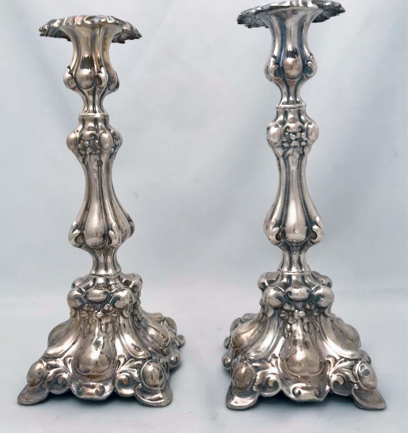 Plaqué argent Paire de chandeliers de style baroque polonais en métal argenté  en vente