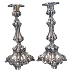Paire de chandeliers de style baroque polonais en métal argenté 
