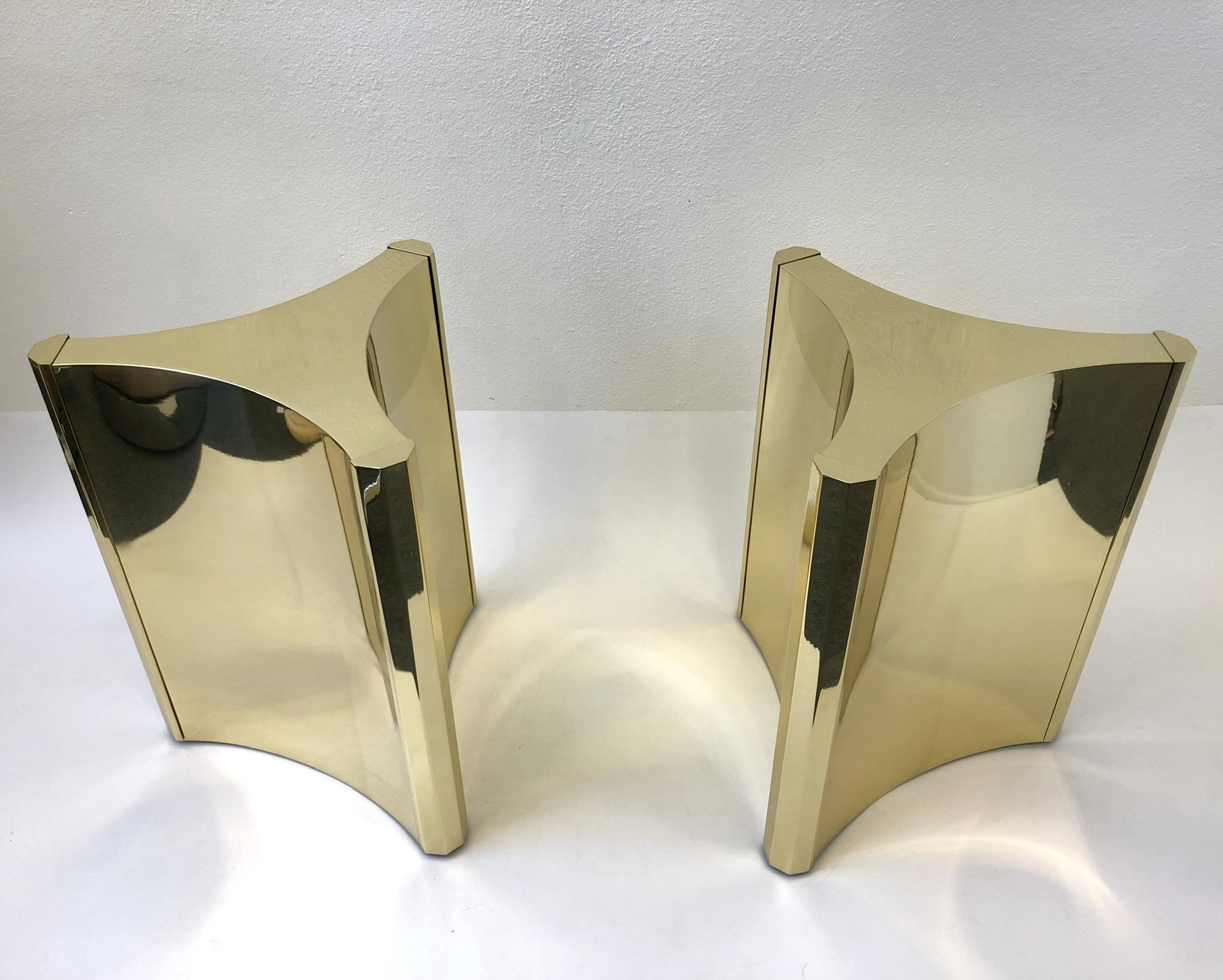 A beautiful pair of polished brass “Trilobo” dining table bases, Design in the 1970s by Mastercraft. The bases have adjustable glides for uneven floors.
Each base is 27.75” high 19” diameter.