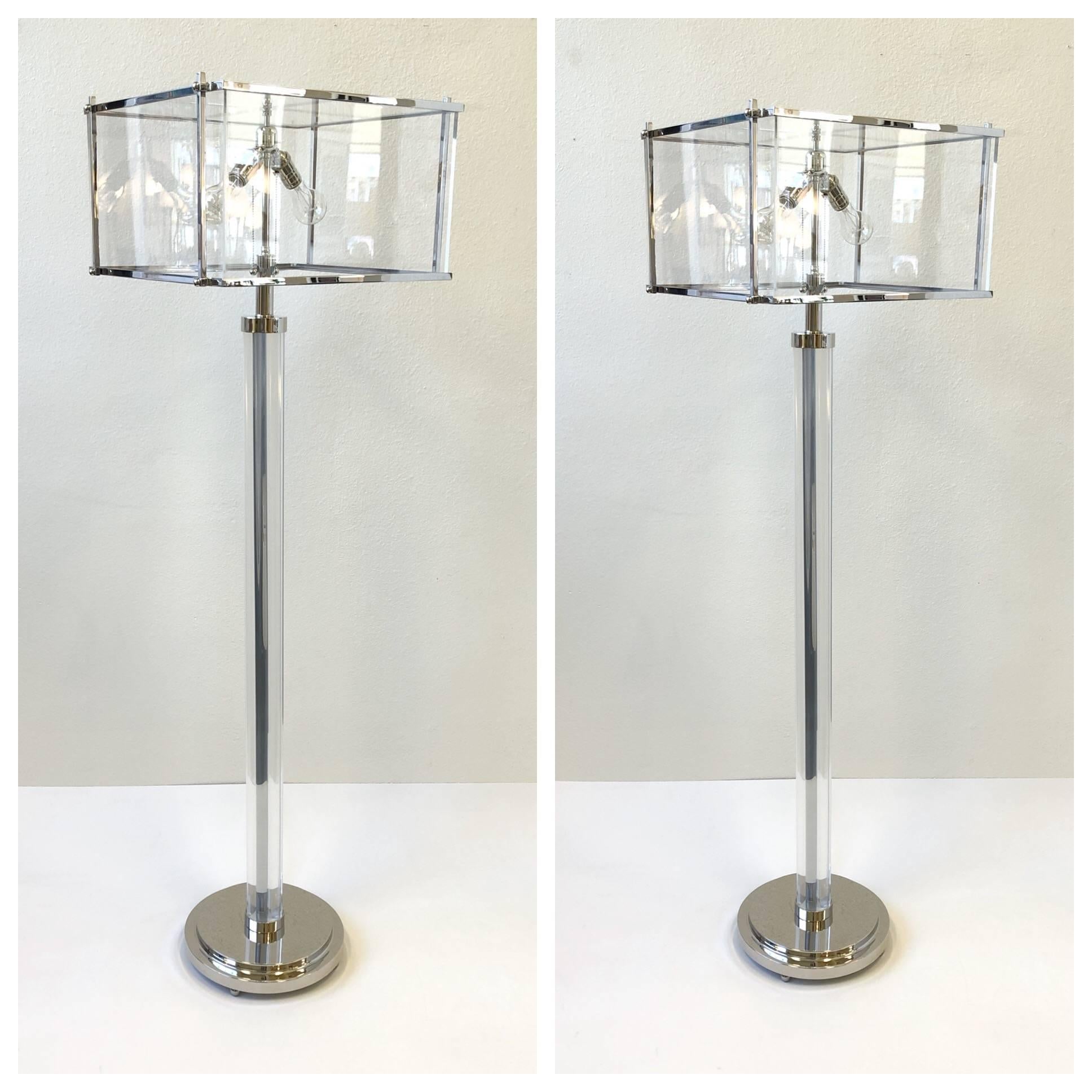 Ein spektakuläres Paar Stehlampen aus klarem Acryl und poliertem Nickel, entworfen vom bekannten Designer Charles Hollis Jones in den 1970er Jahren.
Neu restauriert.
Abmessungen: 65