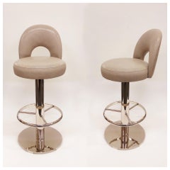 Paar drehbare Barhocker aus poliertem Nickel und Leder von Charles Hollis Jones