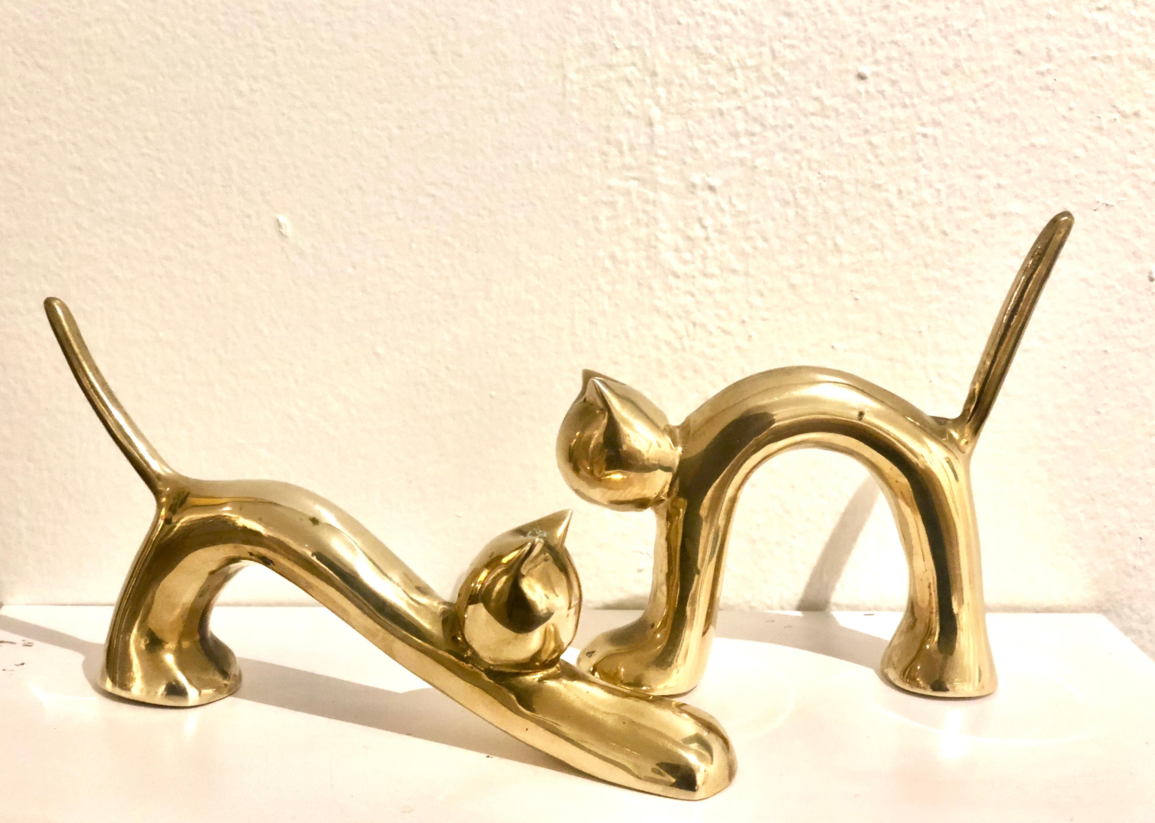 Whimsical pair of polished brass Art Deco sculptures, nice pieces that will be a conversation piece anywhere in the house, circa 1970's. Each cat its 5
