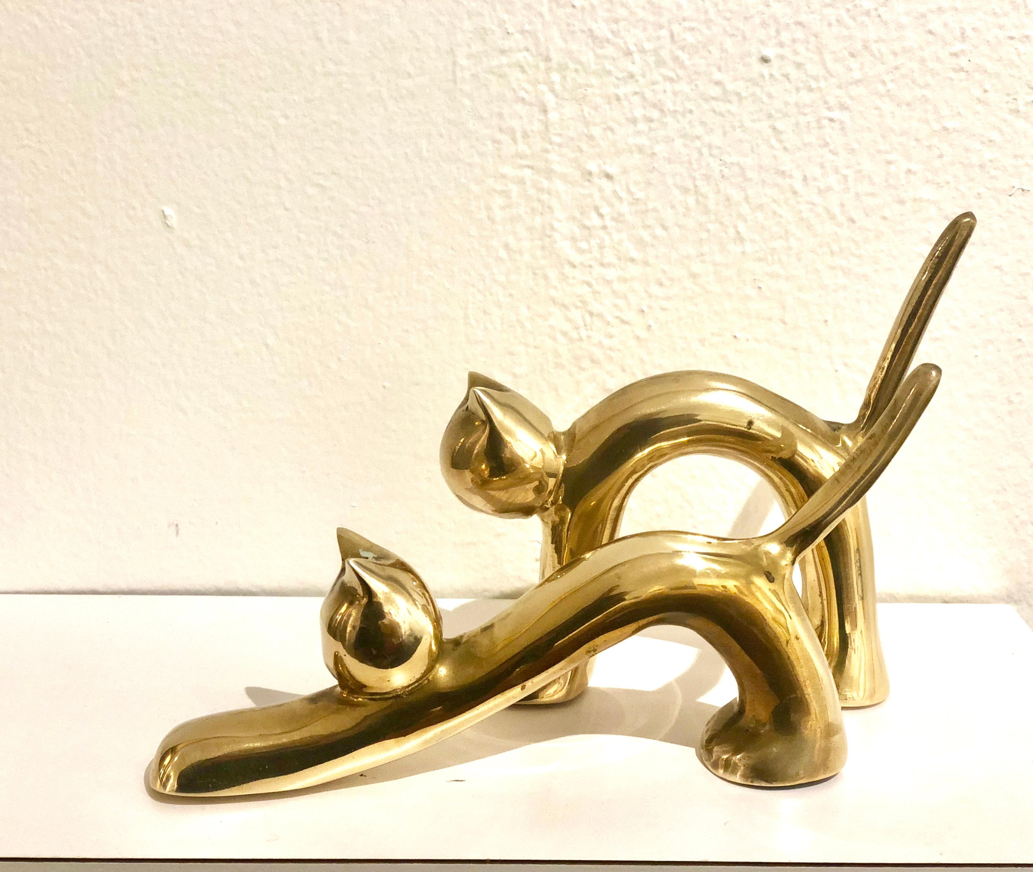 Pair of Polished Brass Art Deco Cat Sculptures In Good Condition In San Diego, CA
