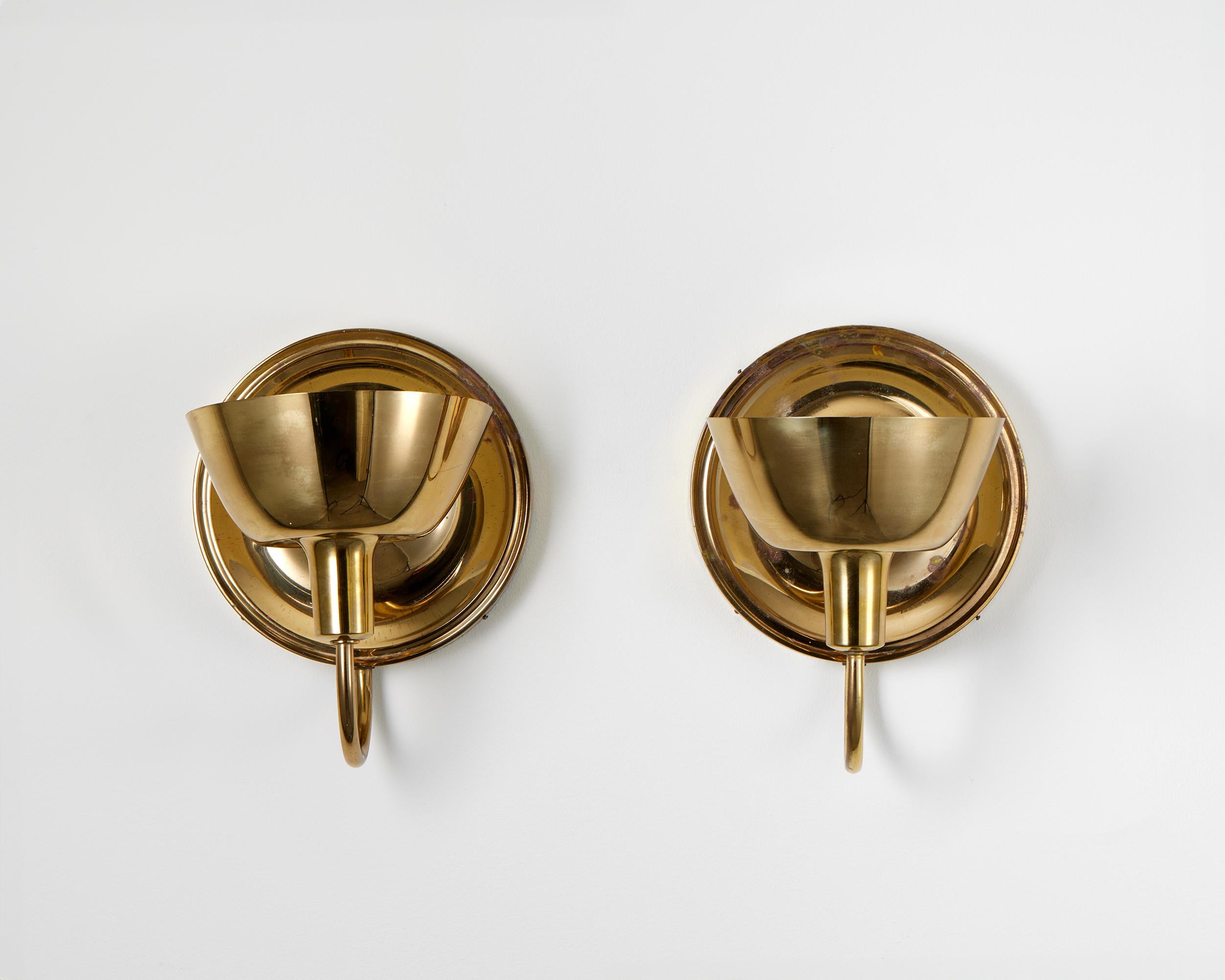 Swedish Pair of polished brass wall lights model 2389 by Josef Frank for Svenskt Tenn For Sale