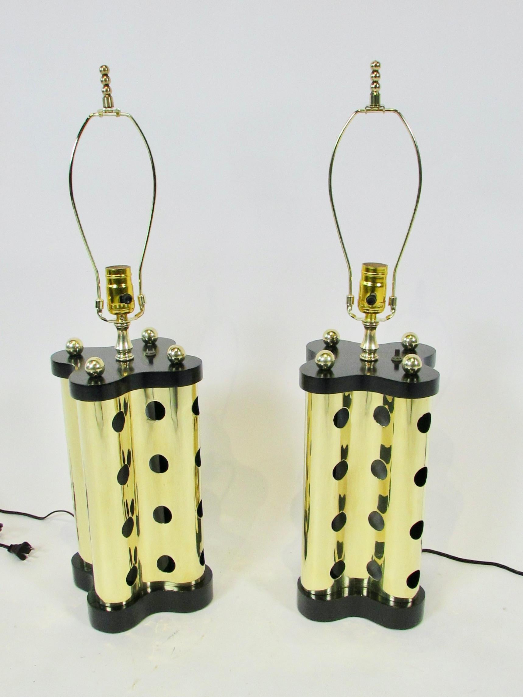Mid-Century Modern Paire de lampes en laiton poli et frêne ébonisé  Lampes de bureau en vente
