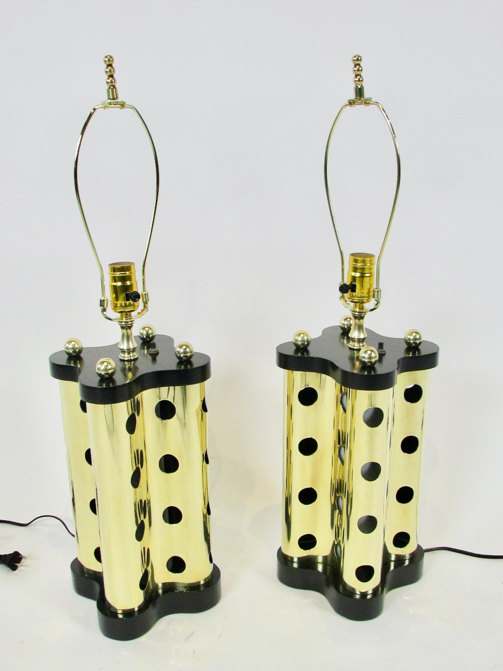 Américain Paire de lampes en laiton poli et frêne ébonisé  Lampes de bureau en vente