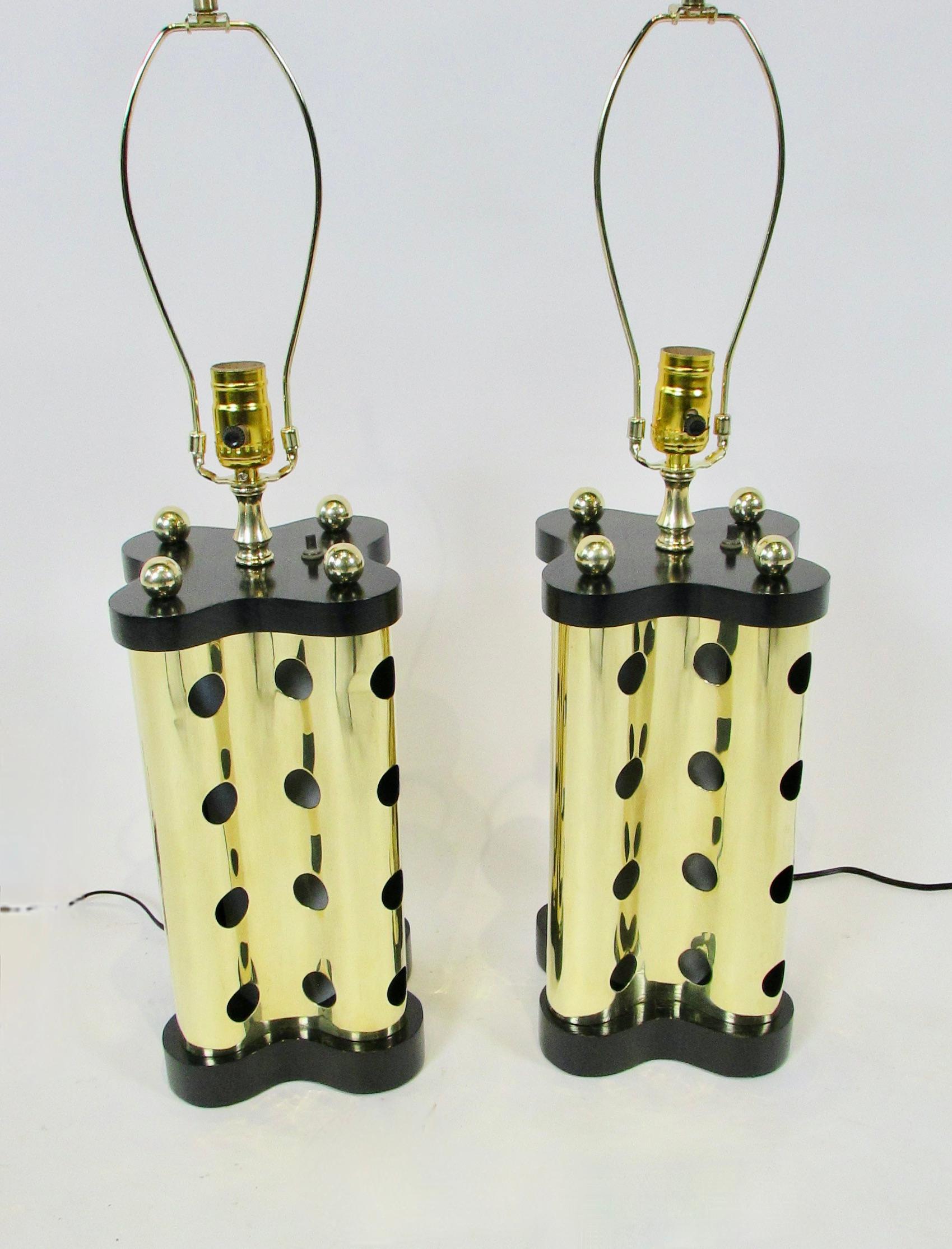20ième siècle Paire de lampes en laiton poli et frêne ébonisé  Lampes de bureau en vente