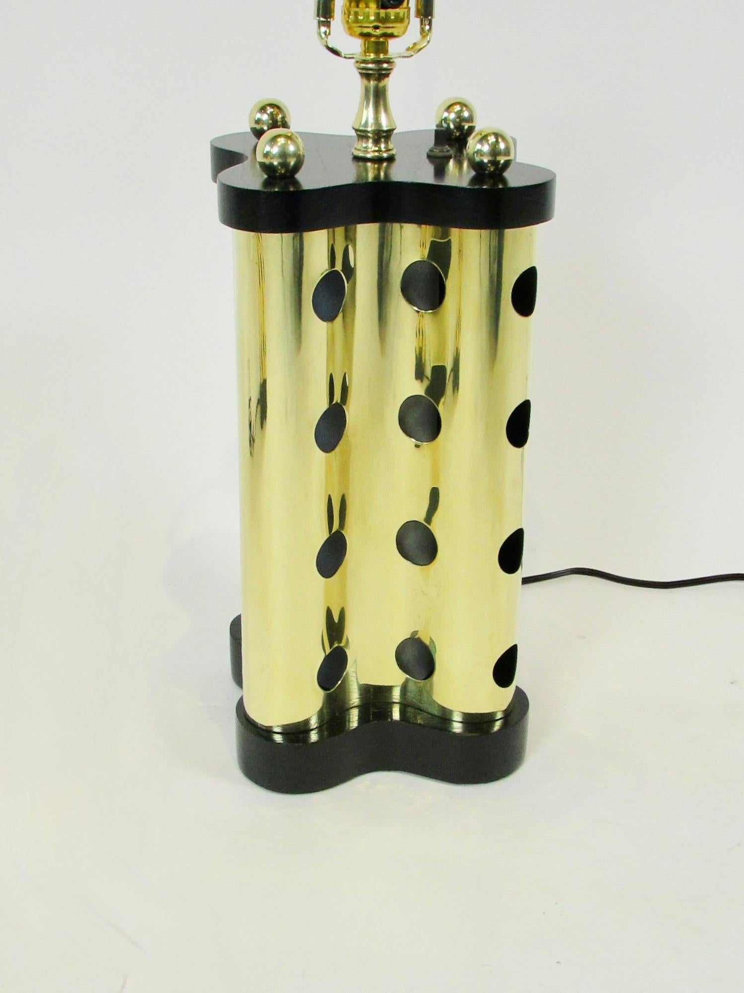 Laiton Paire de lampes en laiton poli et frêne ébonisé  Lampes de bureau en vente