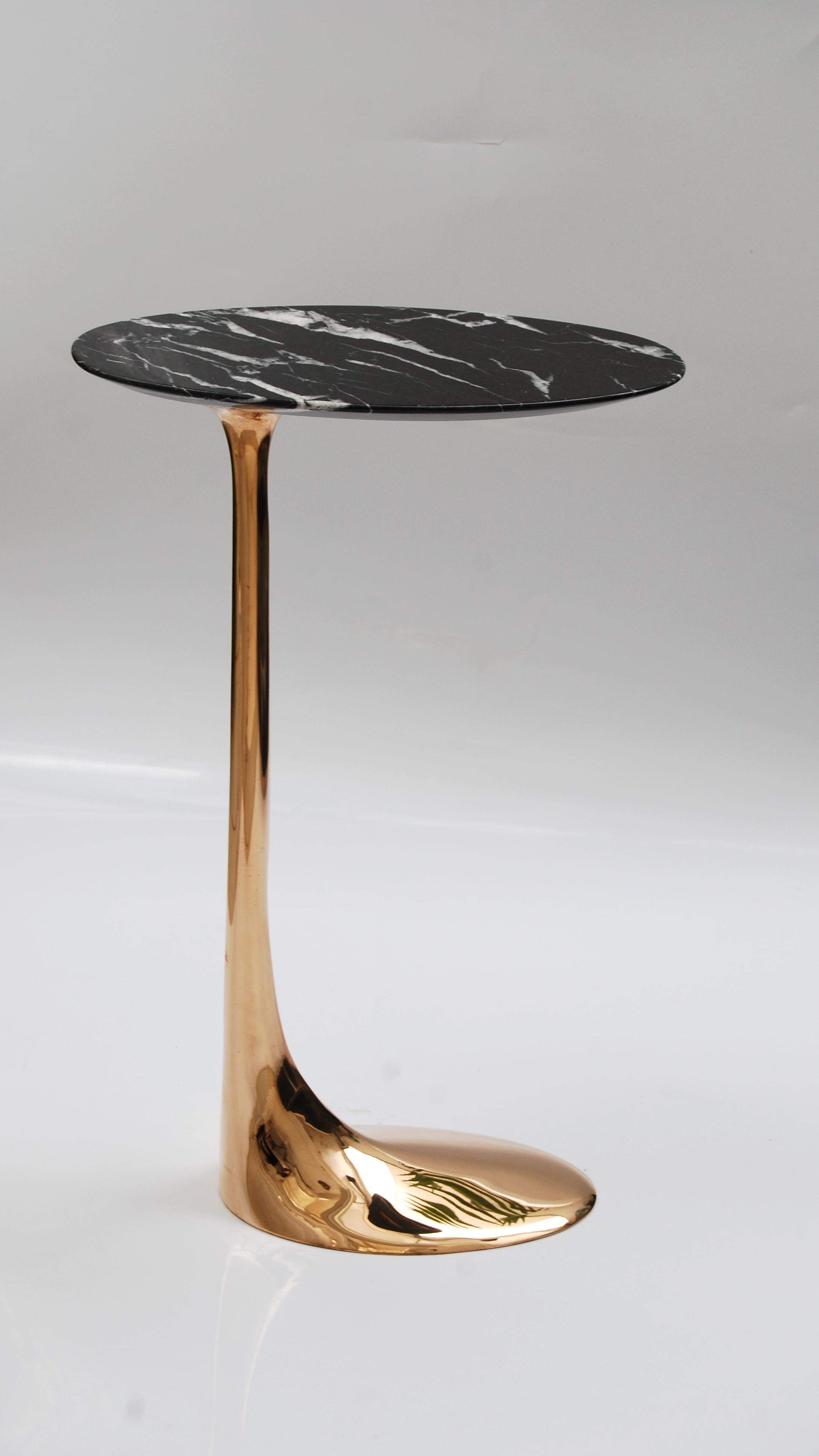 Table en bronze poli avec plateau en marbre Marquina par Fakasaka Design
Dimensions : L 18 x P 38 x H 62 cm
Matériaux : bronze poli, marbre Nero Marquina.

