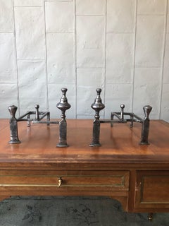 Paire de chenets en fer poli de style Art Déco