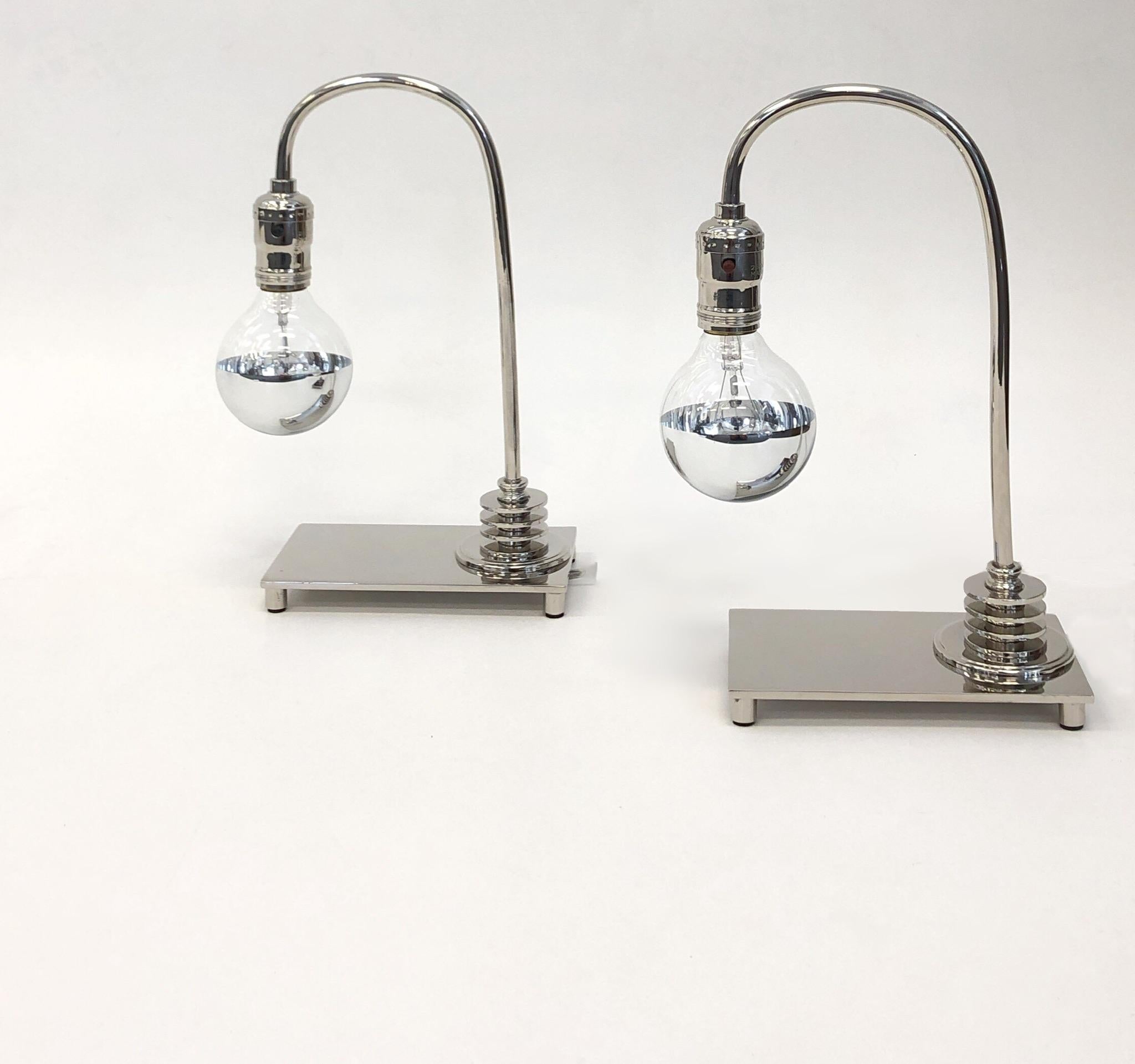 Paar Art Deco Tischlampen aus poliertem Nickel (Art déco) im Angebot