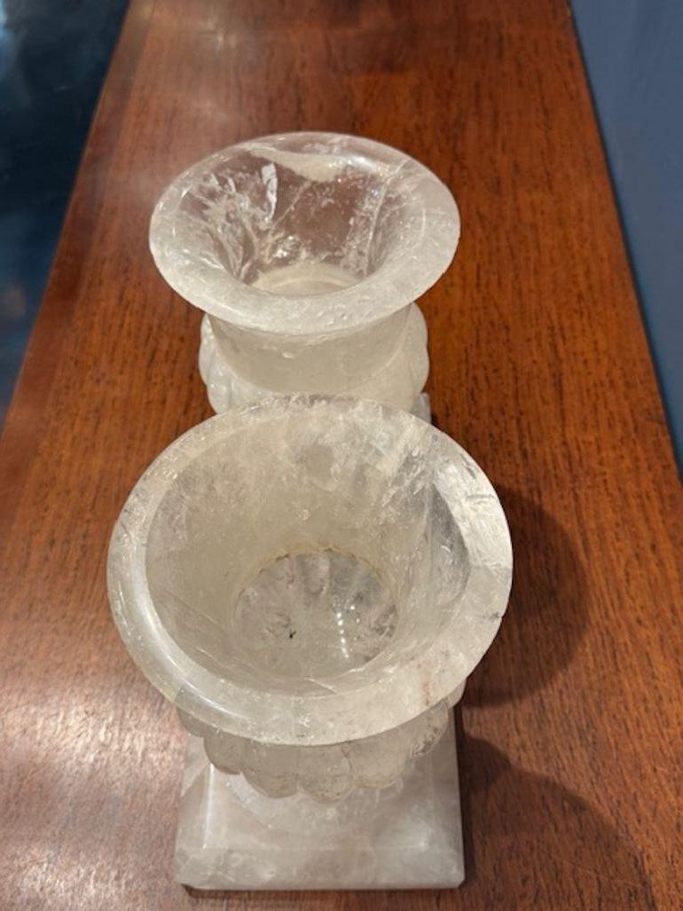 Precioso par de urnas de cristal de roca pulido procedentes de Sudamérica.  Muy buena calidad.  ¡¡Hace una declaración impresionante!!  
6,5 ancho x 10 alto