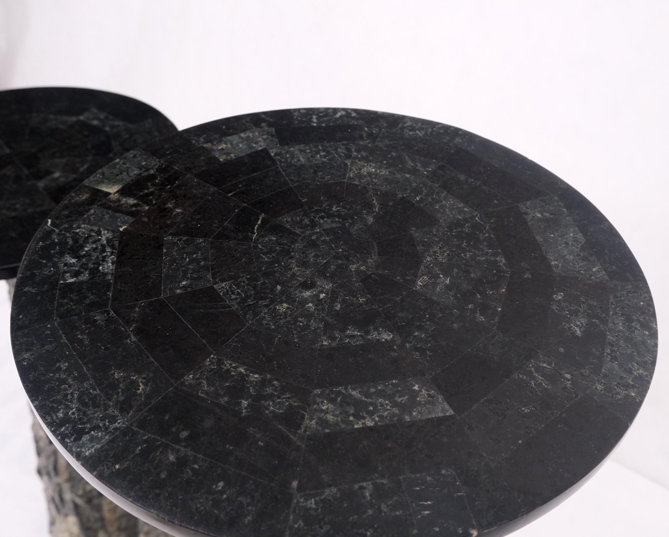 Paire de carreaux de pierre polis et bruts en forme de cône non assortis et de piédestaux en vente 3