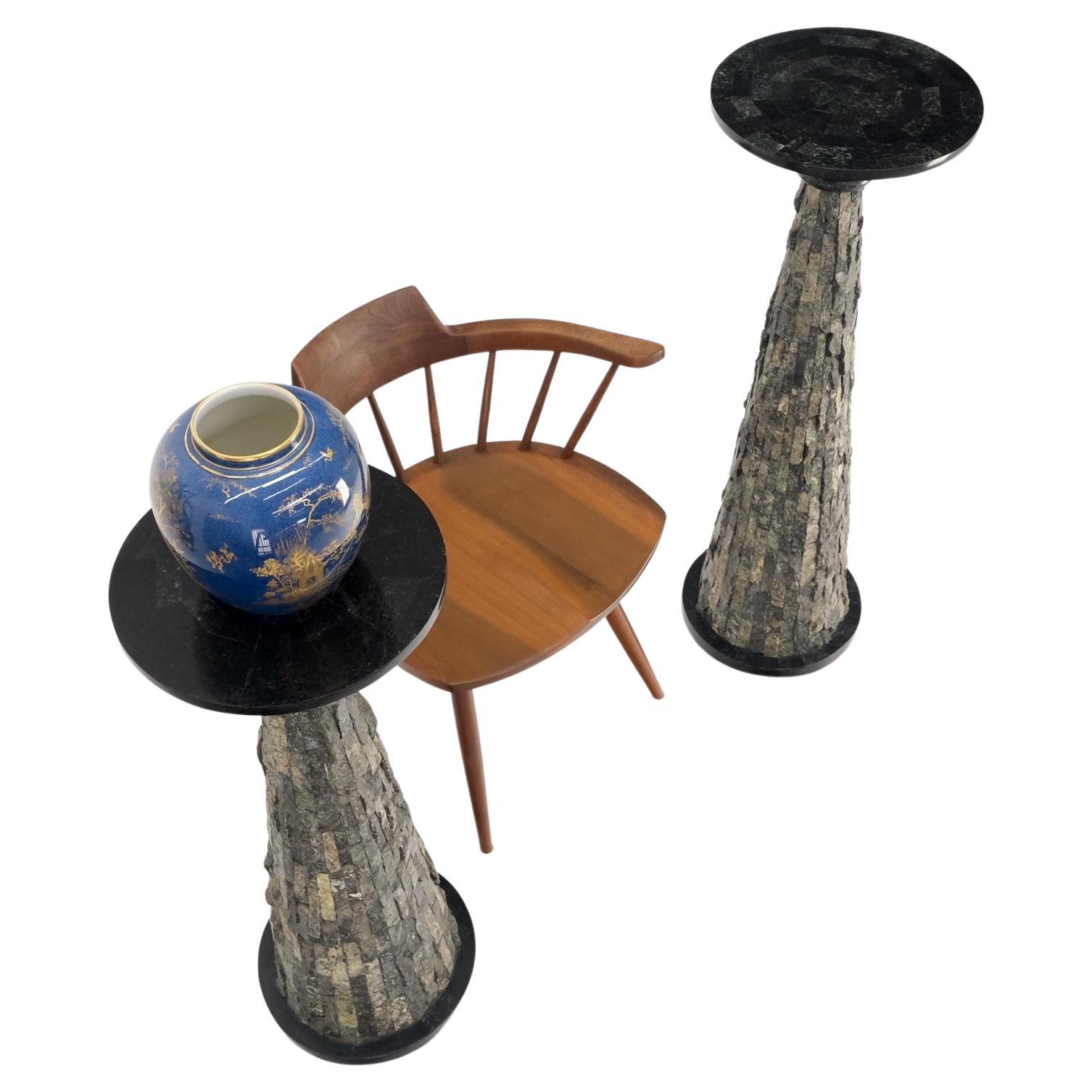 Mid-Century Modern Paire de carreaux de pierre polis et bruts en forme de cône non assortis et de piédestaux en vente