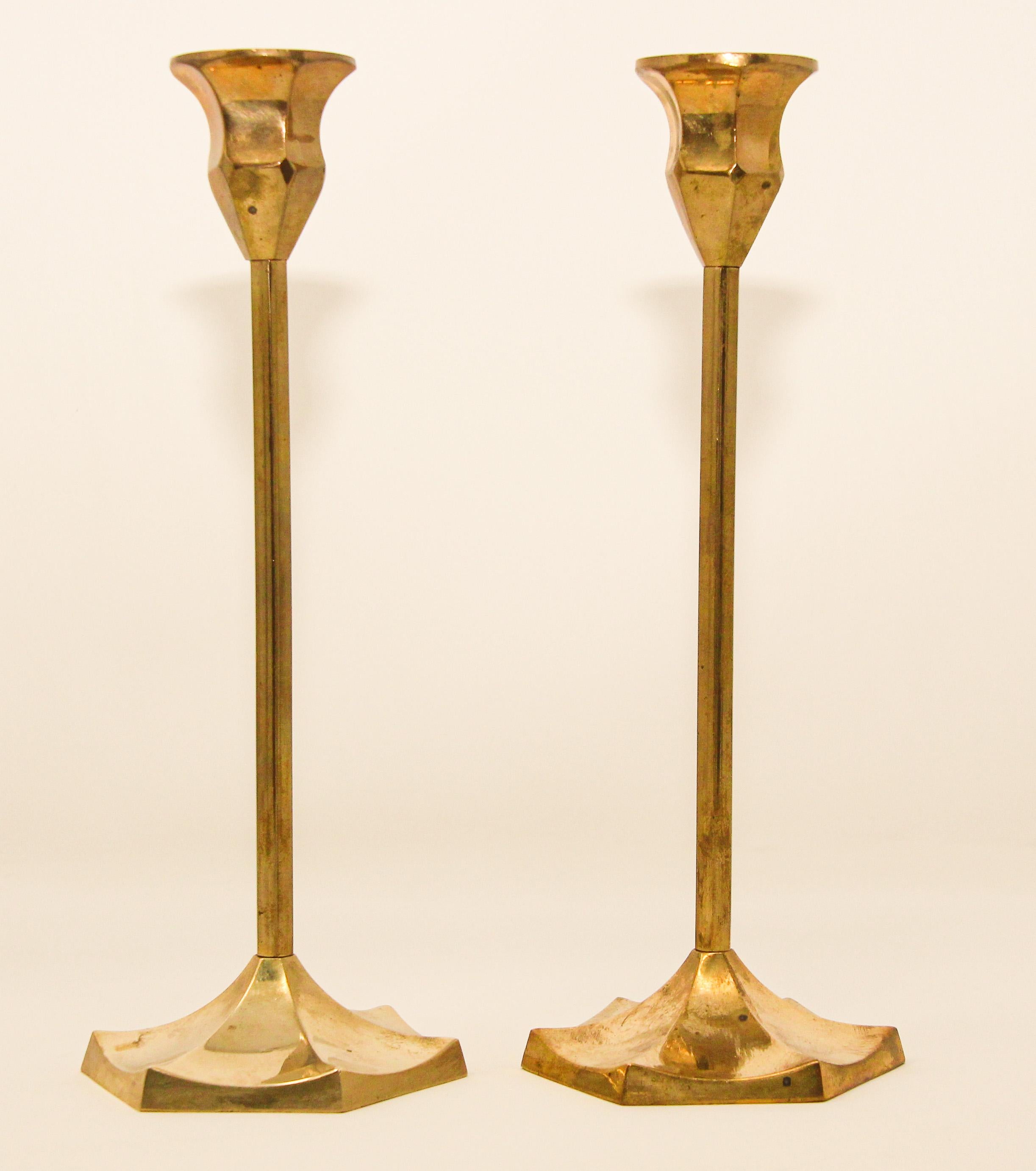 Coppia di candelieri in ottone lucido con base esagonale modellata.
Coppia di candelieri svedesi in ottone lavorato a mano del XX secolo.
Bastoni per candele in ottone fuso lavorati a mano, portacandele finemente lavorati a mano.
Altezza: