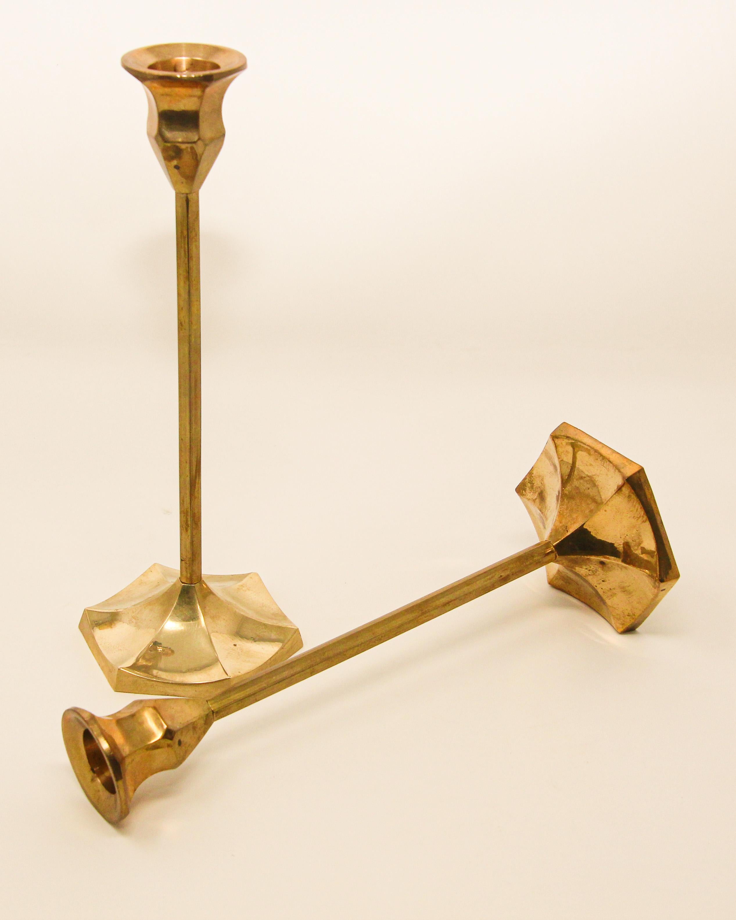 XX secolo Coppia di candelabri svedesi d'epoca in ottone lucido in vendita